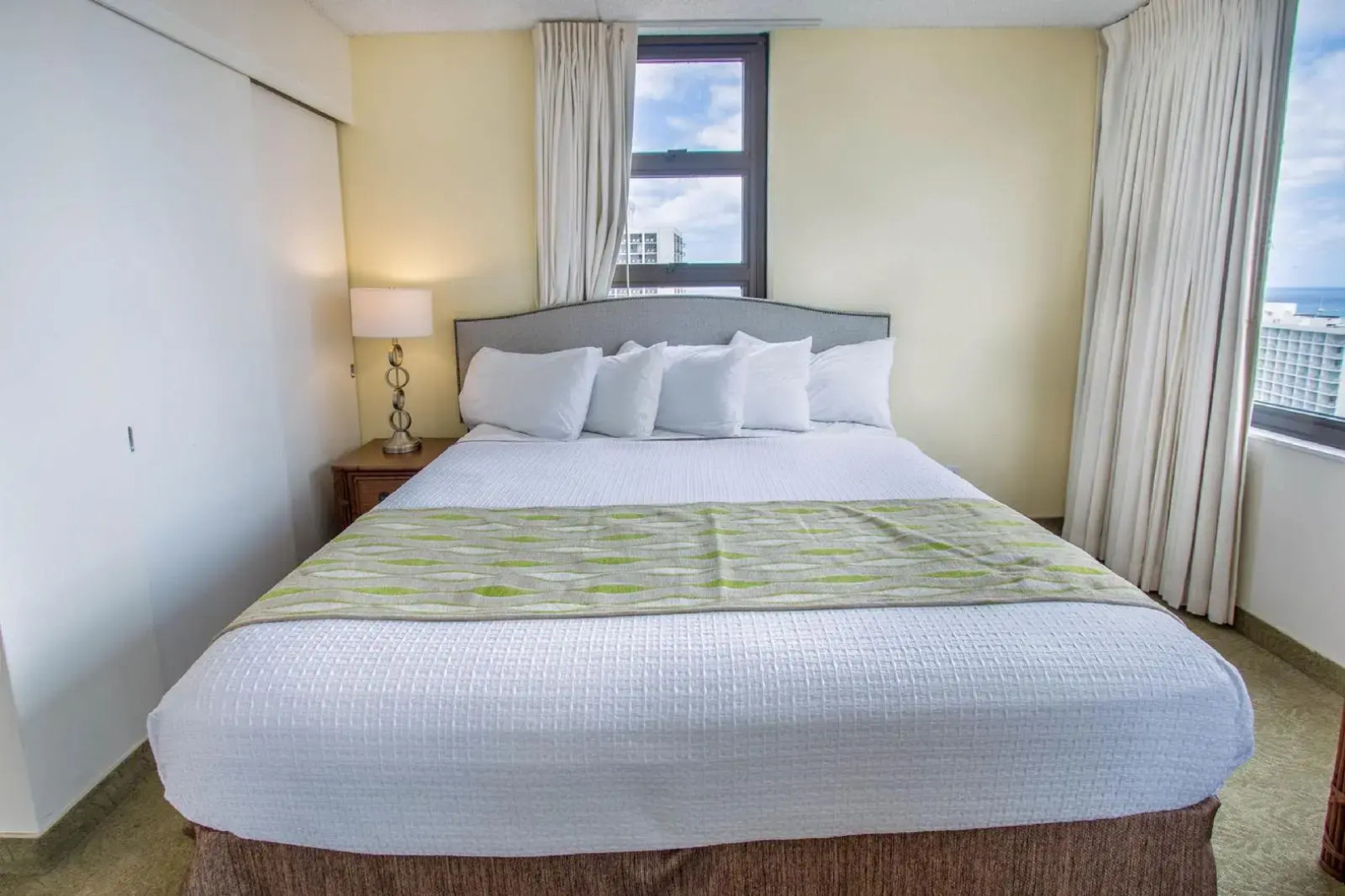 Waikiki Banyan - Ocean View Tower 1 Suite 2214