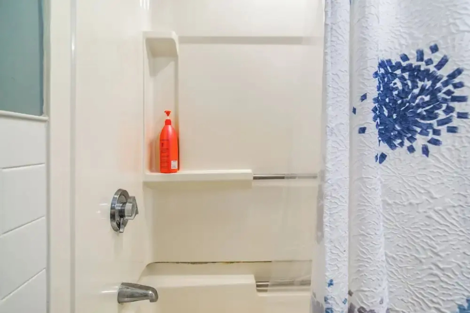 Waterfront Cape Cod Cottage on Peter's Pond