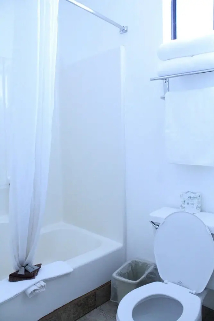 Whispering Sands Motel