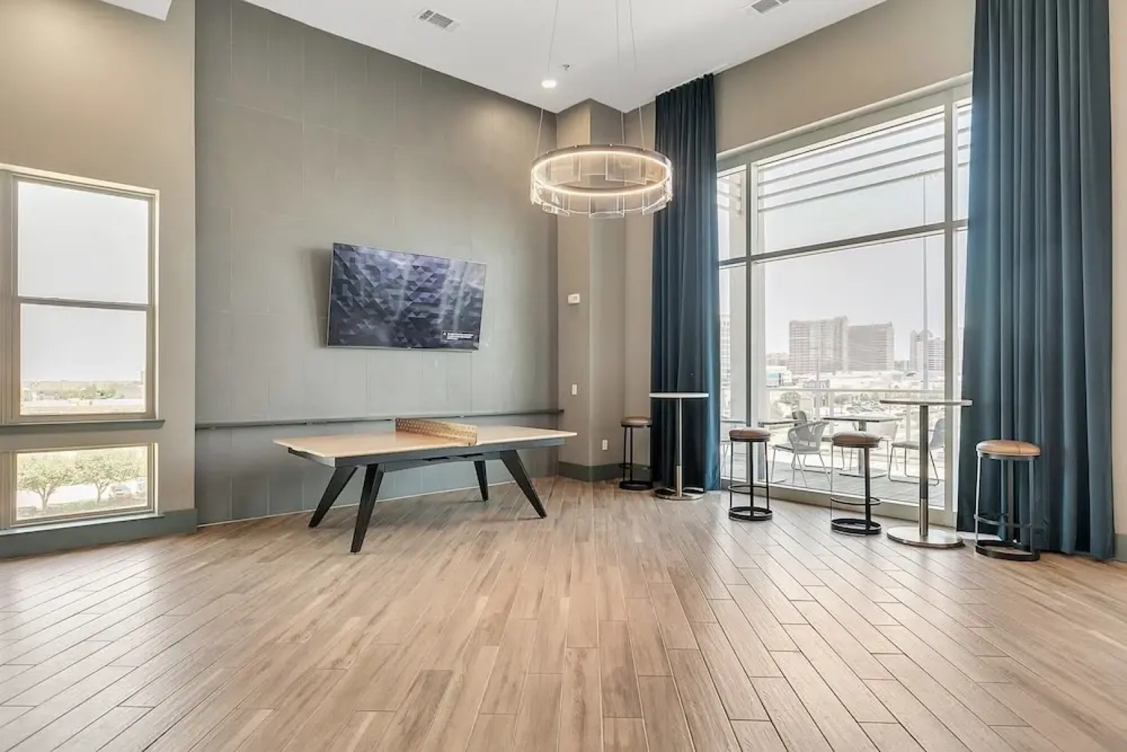 Maison De Luxe Brand New Cozy, Prime Location 1 Bedroom Condo by Redawning