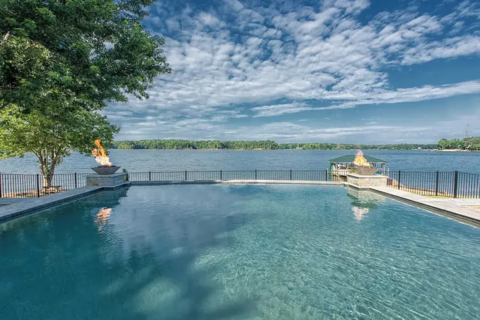 Azalea Retreat by Avantstay Sleeps 34 & Pool