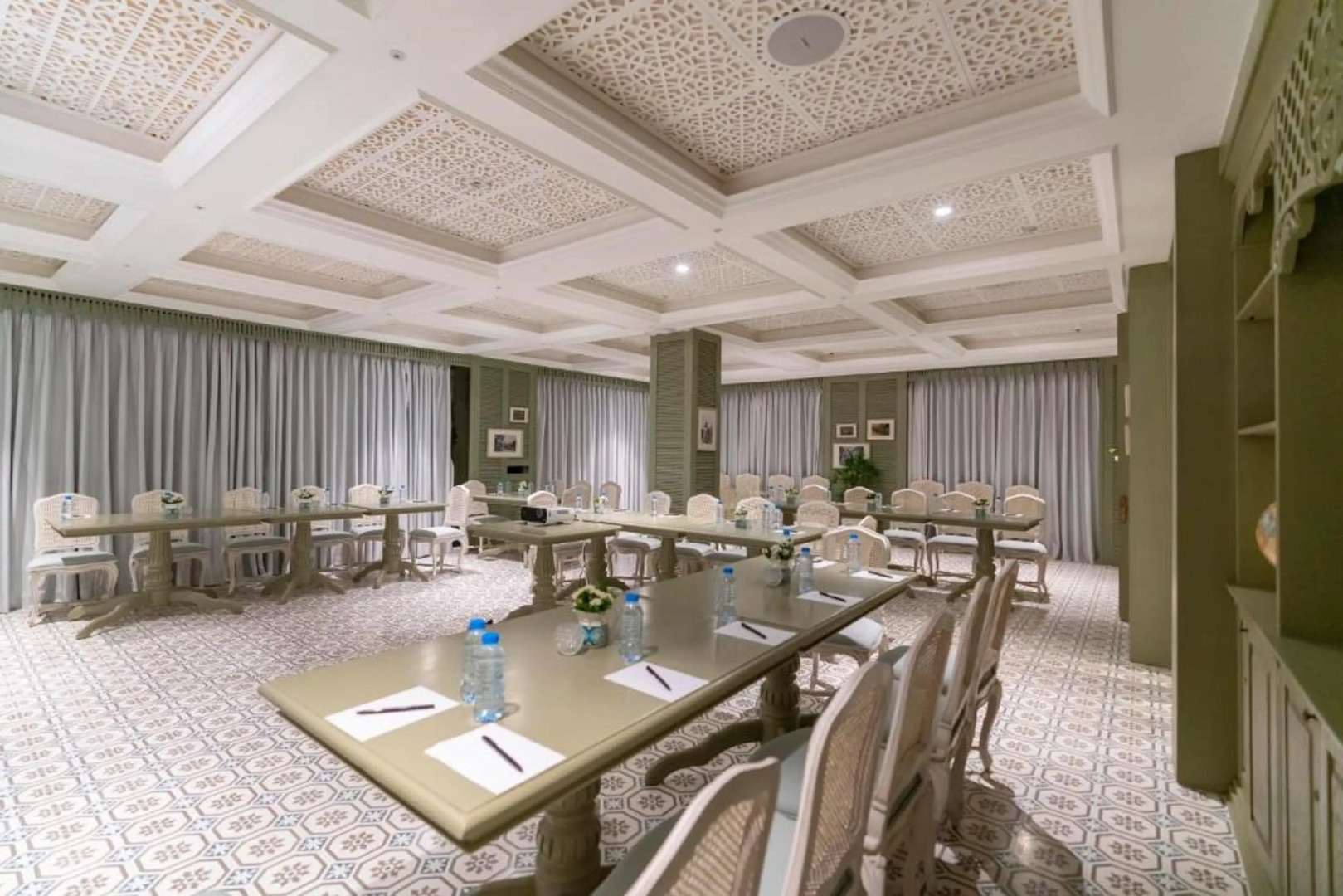 Au Lac Charner Hotel