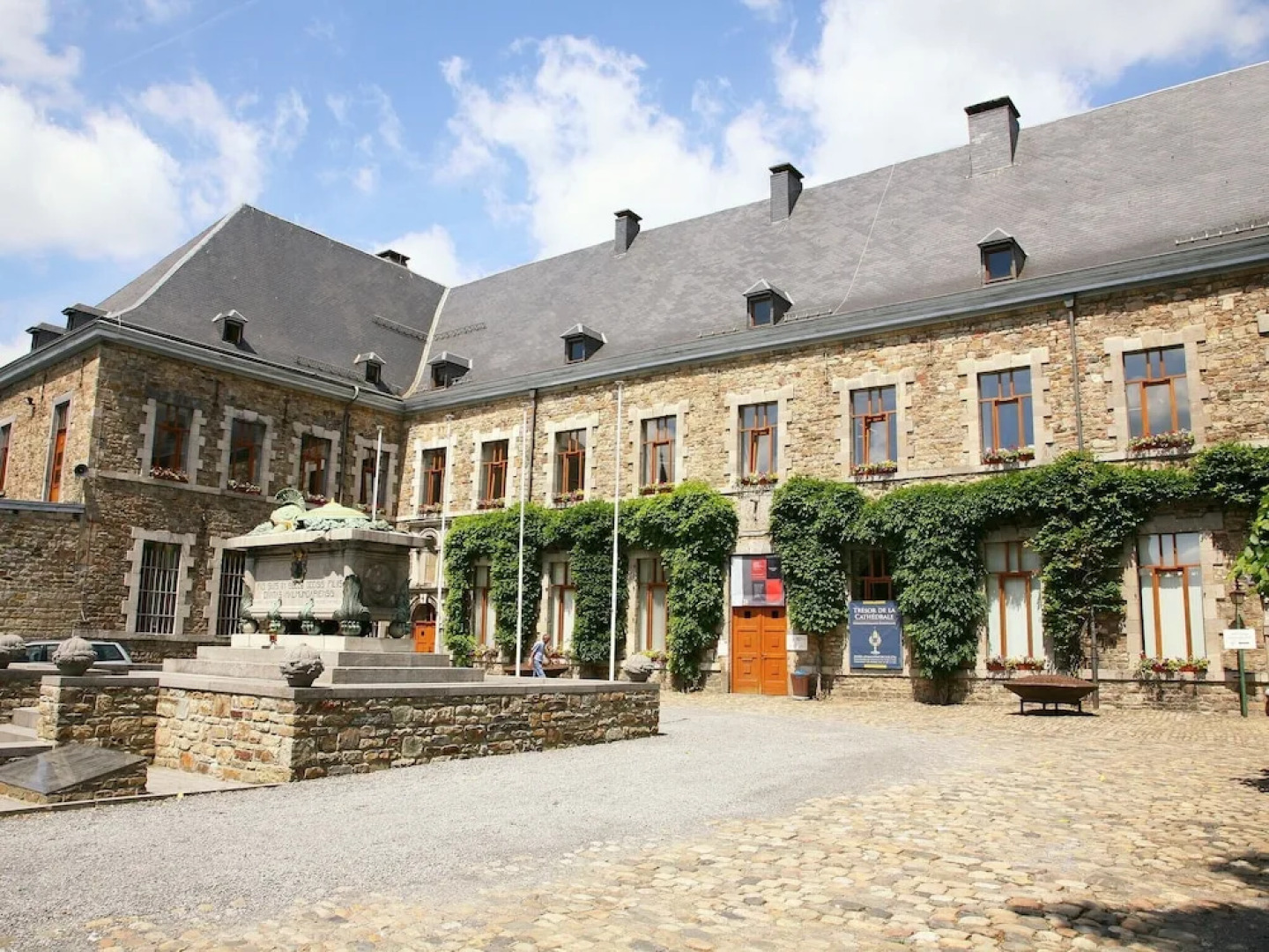 Luxury Apartment in Malmedy with Jacuzzi