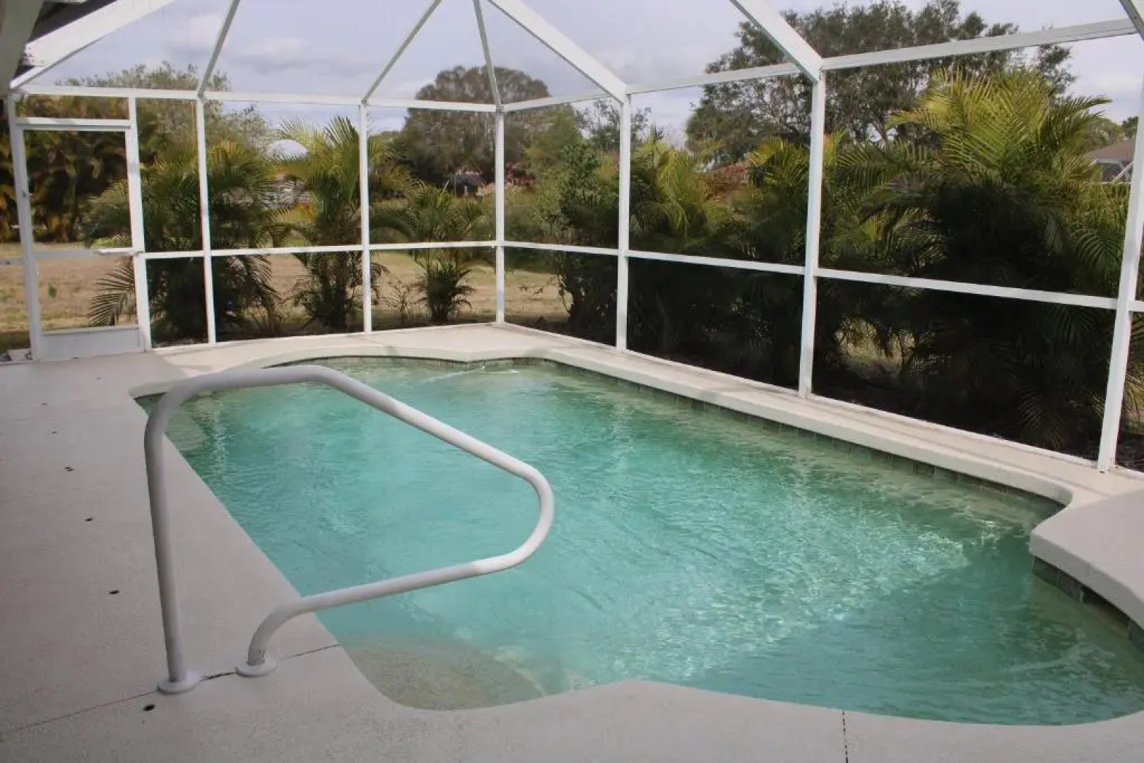 Spacious and private pool house, 15 min to beach
