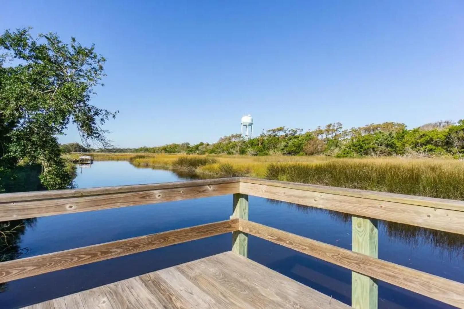 See Otter by Oak Island Accommodations