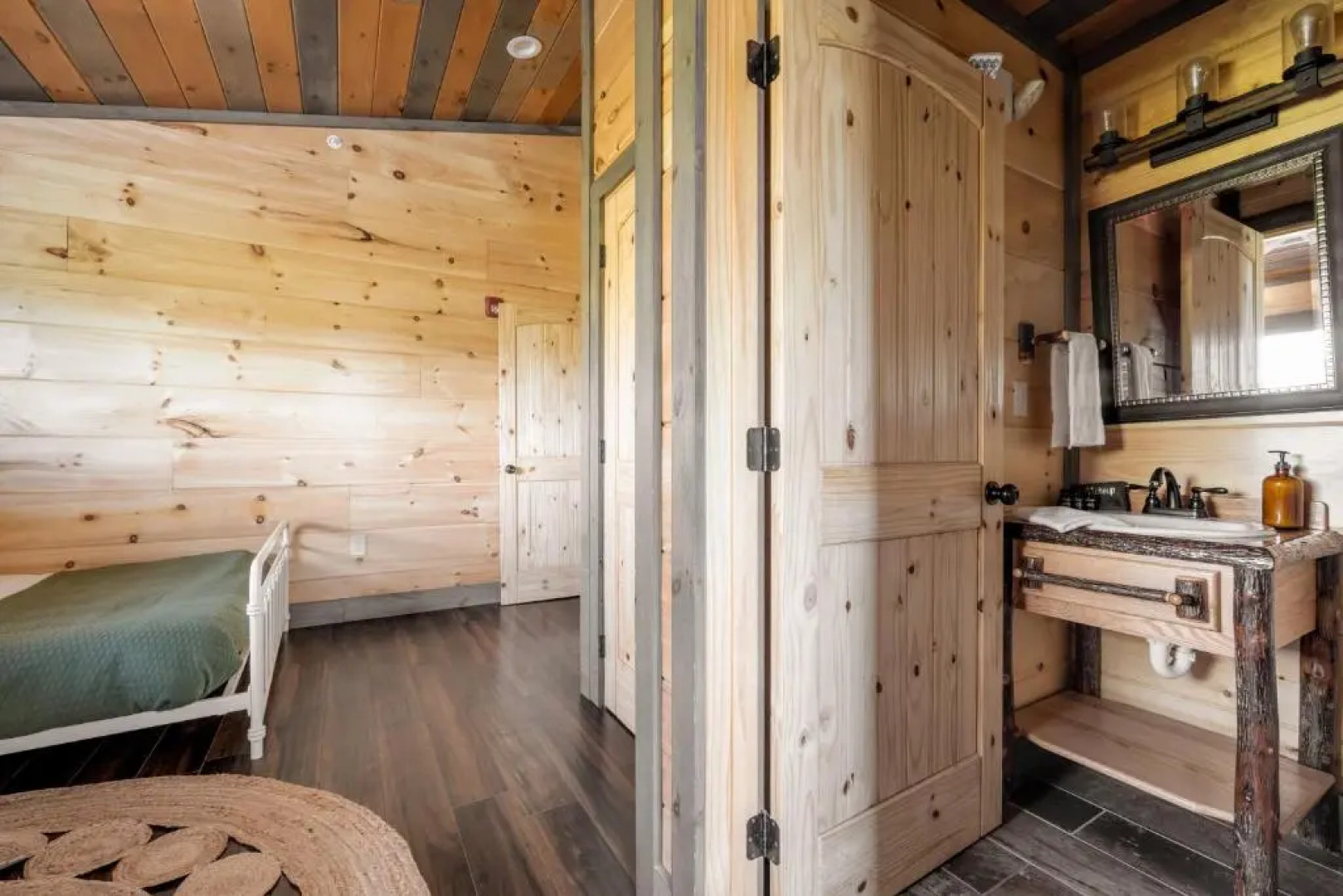 Copperhead by Avantstay Treetop Haven w/ Indoor Pool, Home Theatre & Game Room!!