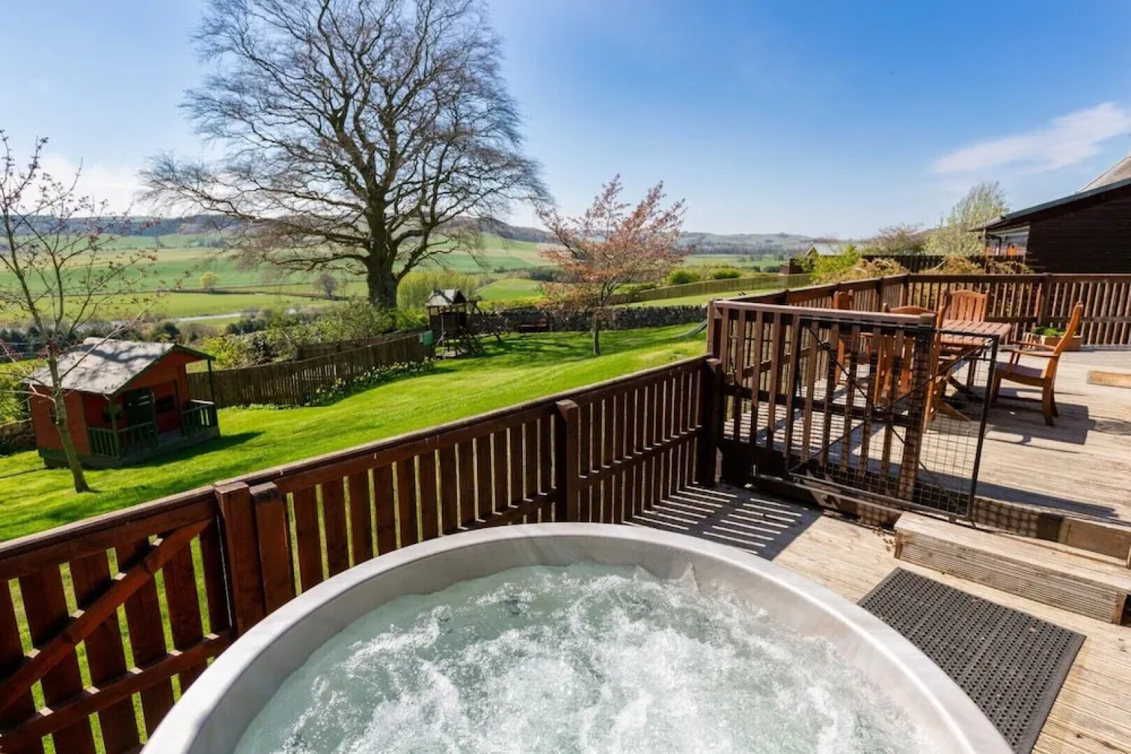 Douglas Fir Lodge With Hot Tub Near Cupar, Fife