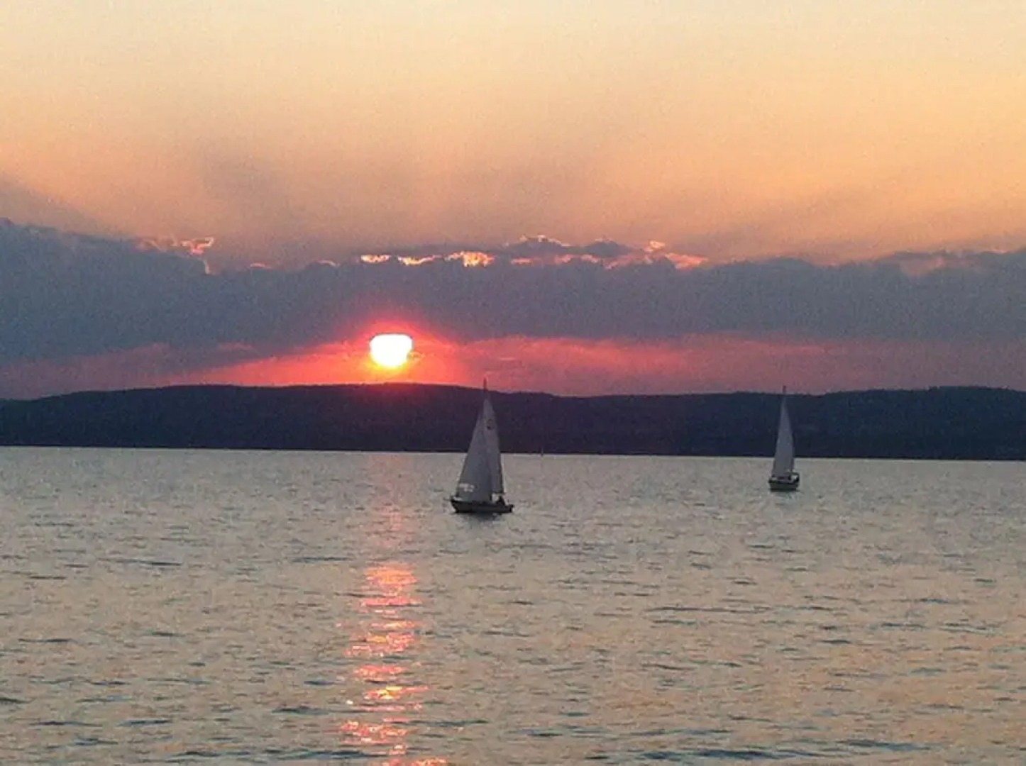 Sunshine Beach House  directly at the  lake