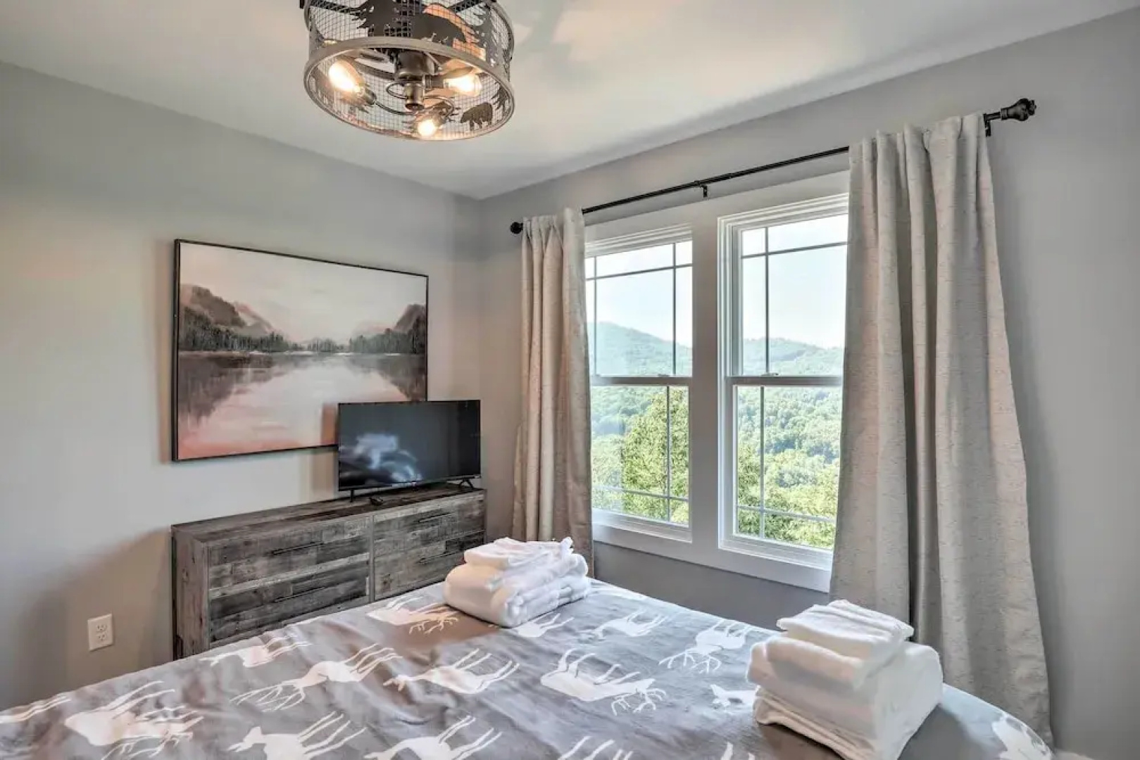 Escape w/ Hot Tub, Mtn Views: 5 Mi to Urban Trail