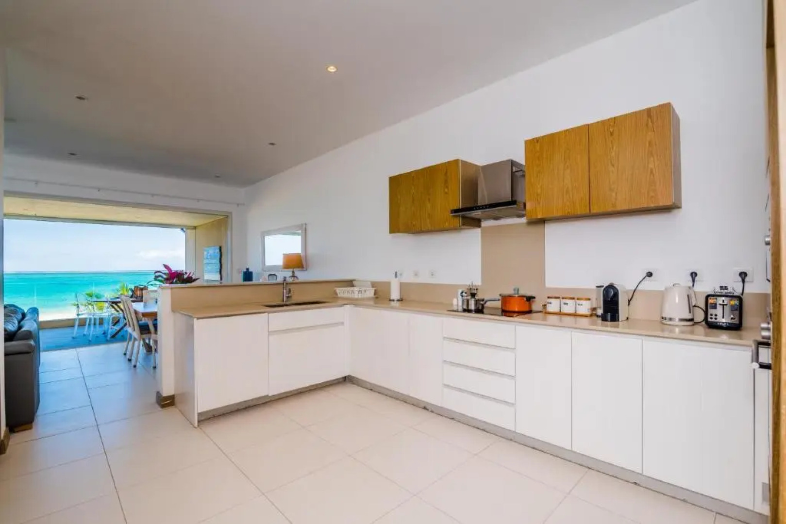 Summer Breeze - Beachfront - 3 Bedrooms Suite