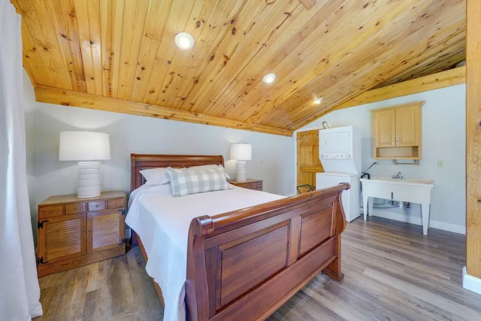 Peaceful Warrenville Home: 1 Mi to Herrick Lake!