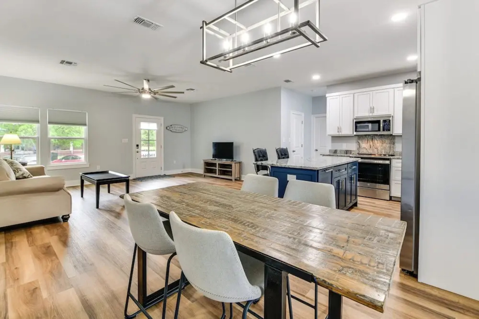 Walk to Beach & Harbor: Dtwn Pass Christian Home