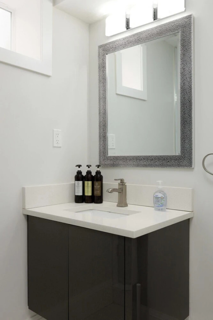 Stylish 1 BR Suite in North Vancouver 10 Mins ski