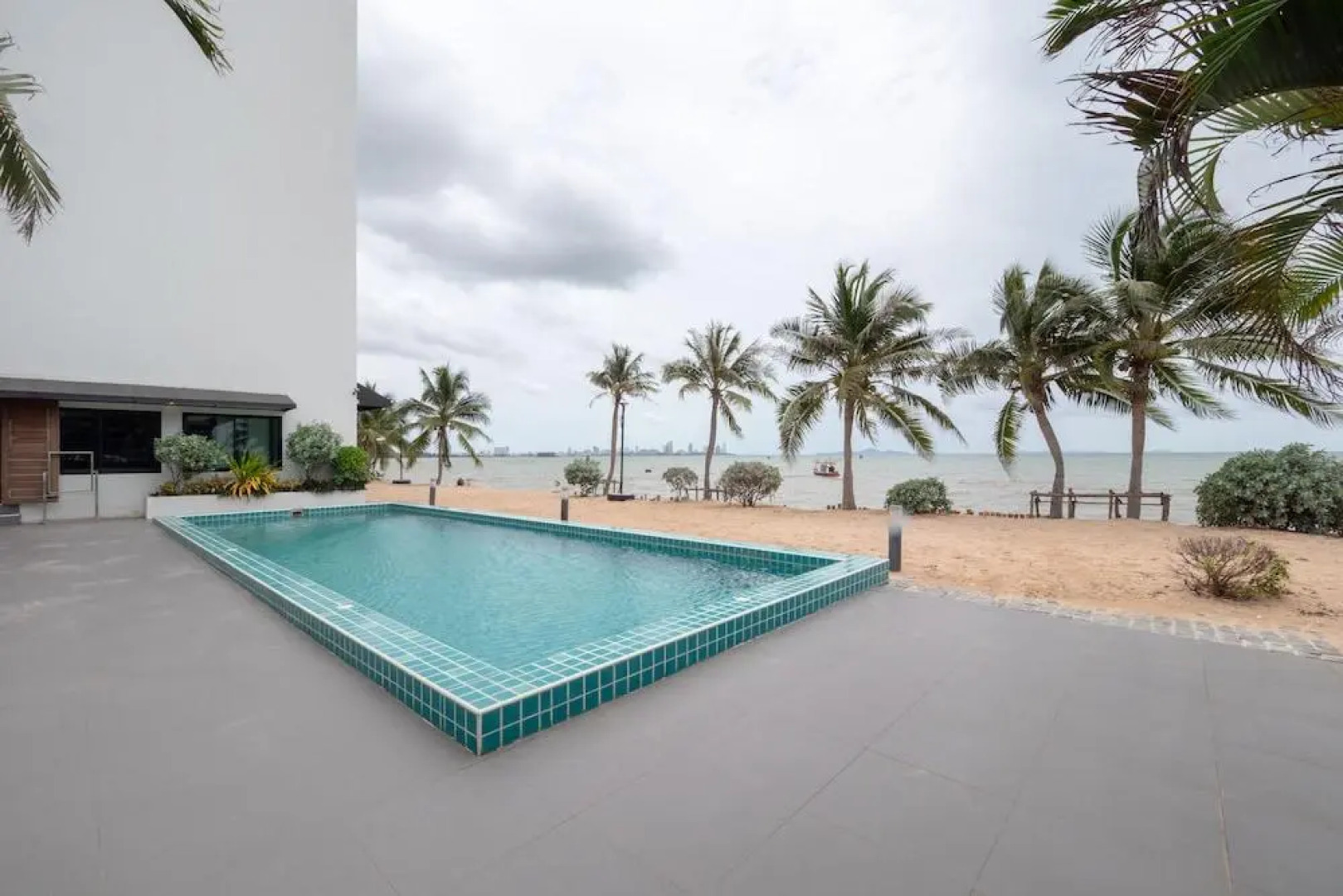 CAPITAL O 1088 Golden Dragon Beach Resort