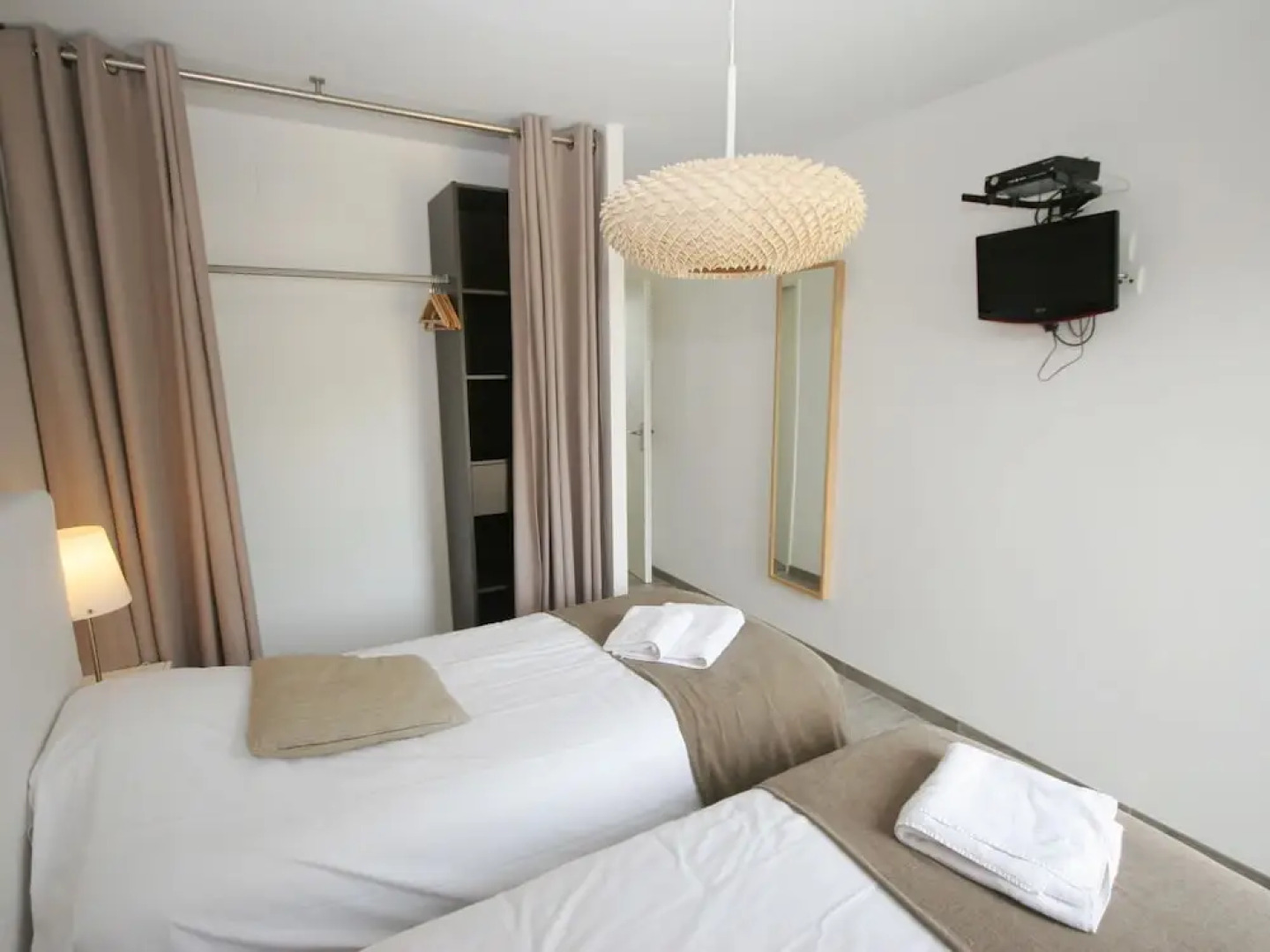 Beautiful Modern Villa With Pool, Jacuzzi and a Luxury Kitchen Island