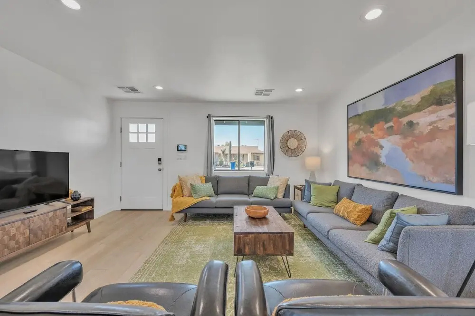 The Palms: Spacious 4-BR Retreat with Hot Tub near Gilbert by RedAwning