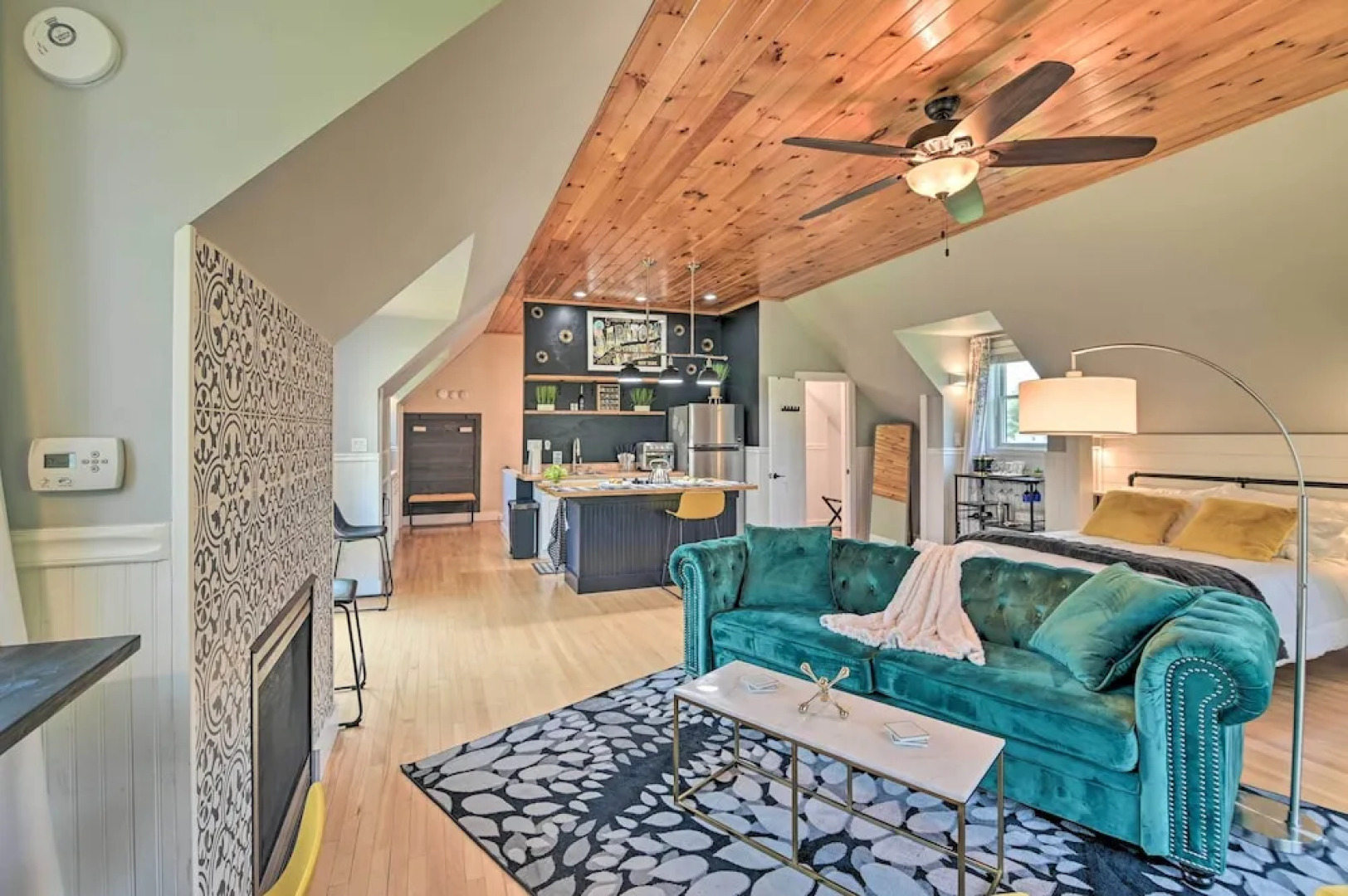 Stylish Studio w/ Fireplace ~ 3 Mi From Dtwn!