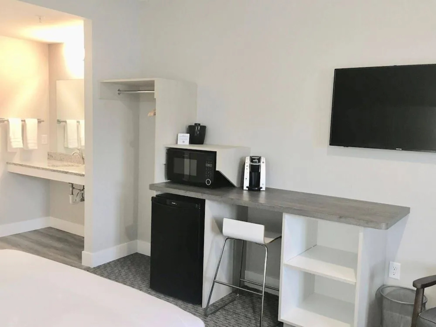 Empire Lakeshore Inn