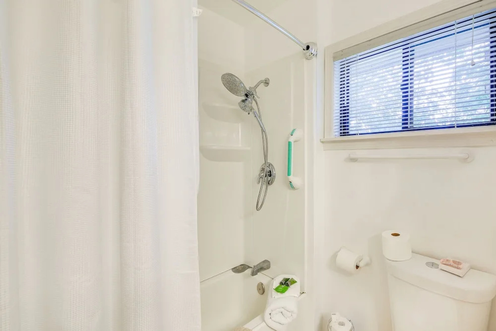 Waterfront Sagle Retreat w/ Hot Tub & Fireplace