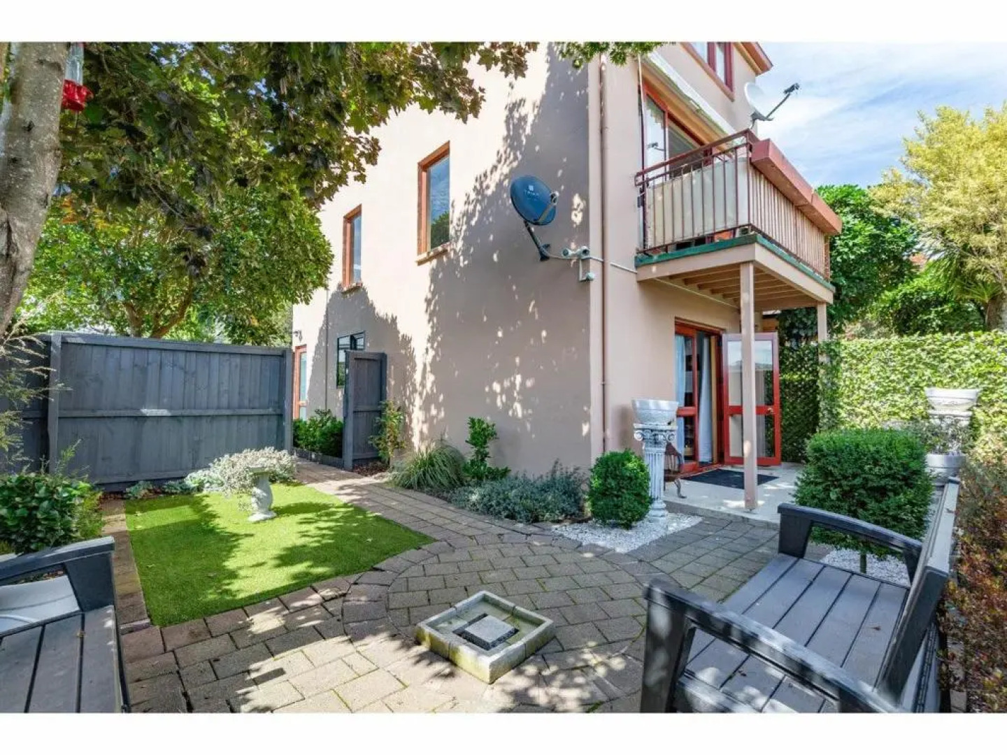 Les Troupes Apartments