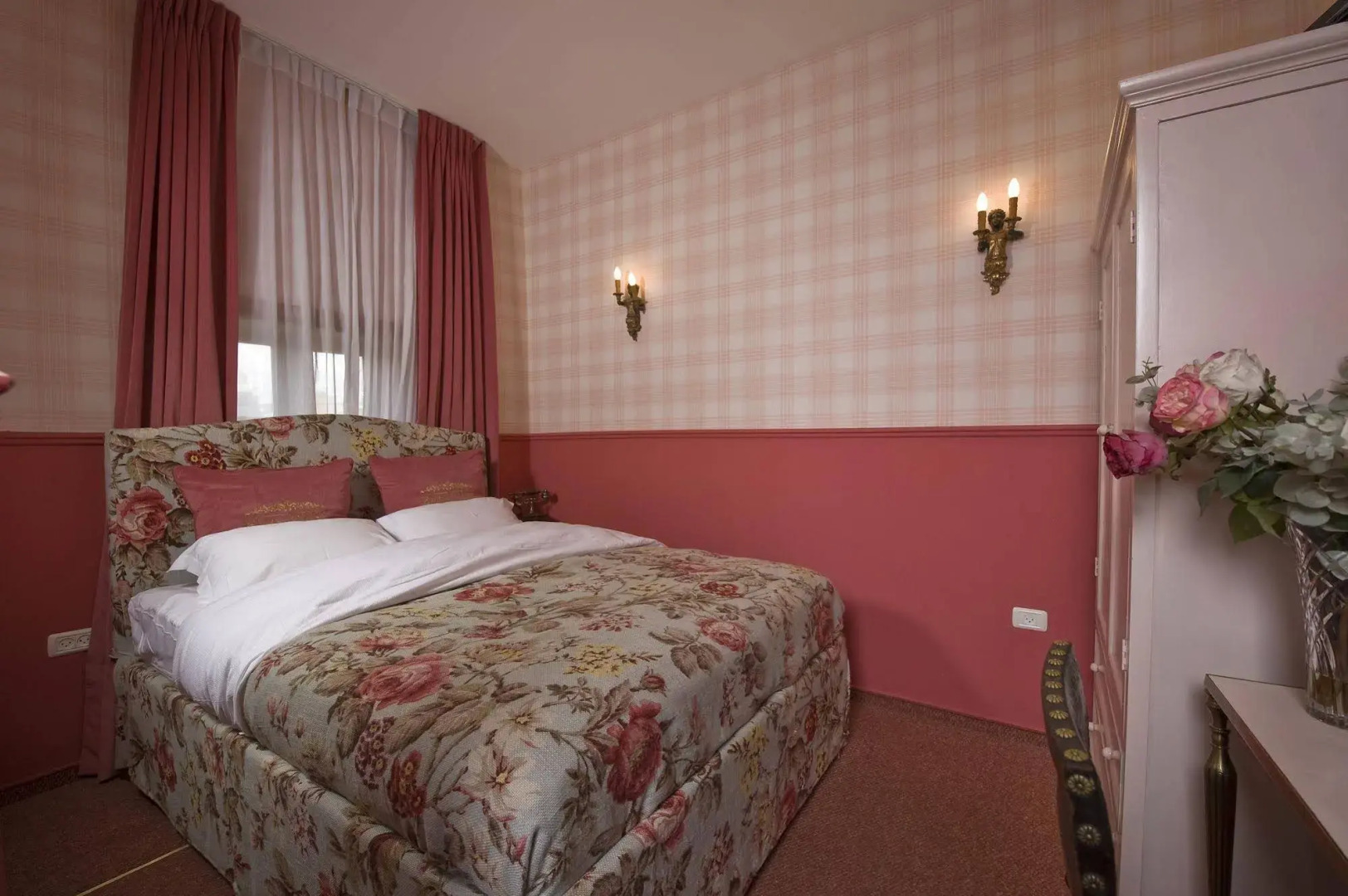 The Elliot - Adults only