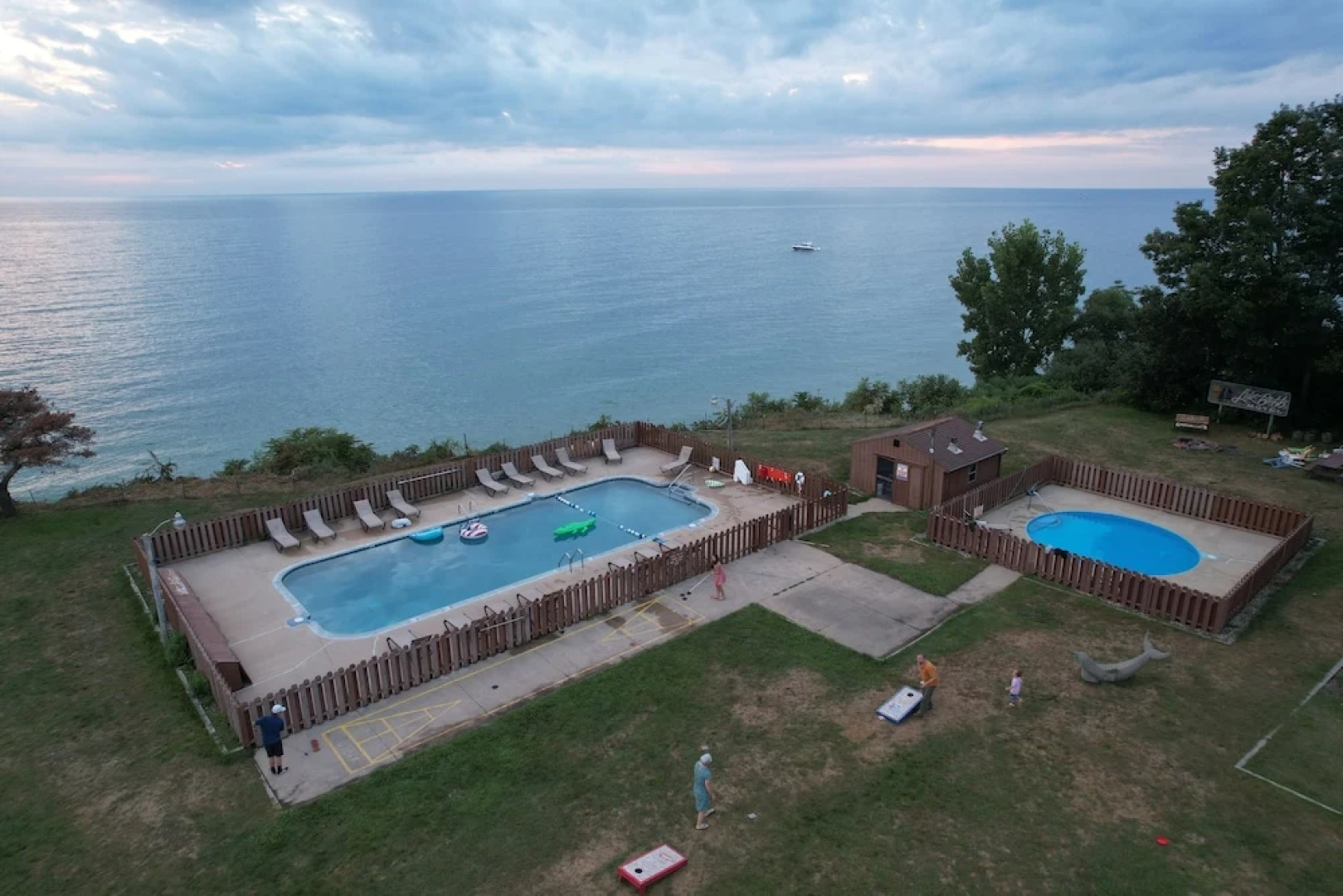 Lake Bluff Inn and Suites