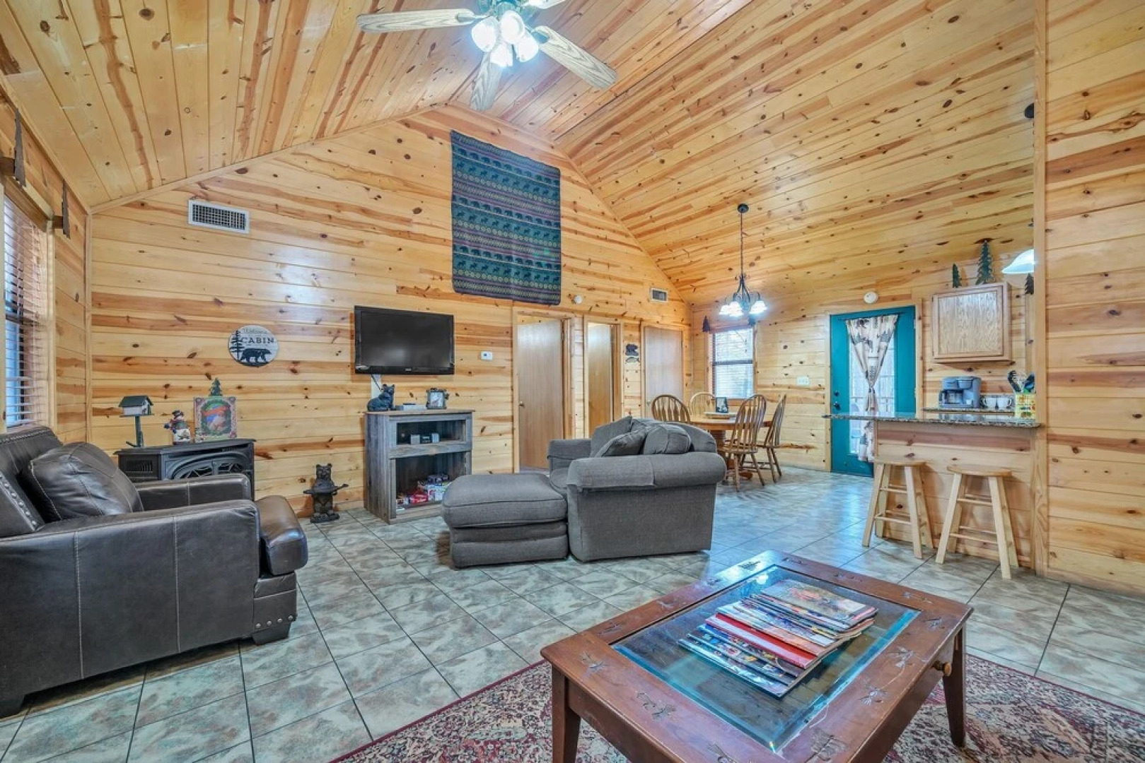 Bear Trail 2 Bedroom Cabin by Redawning