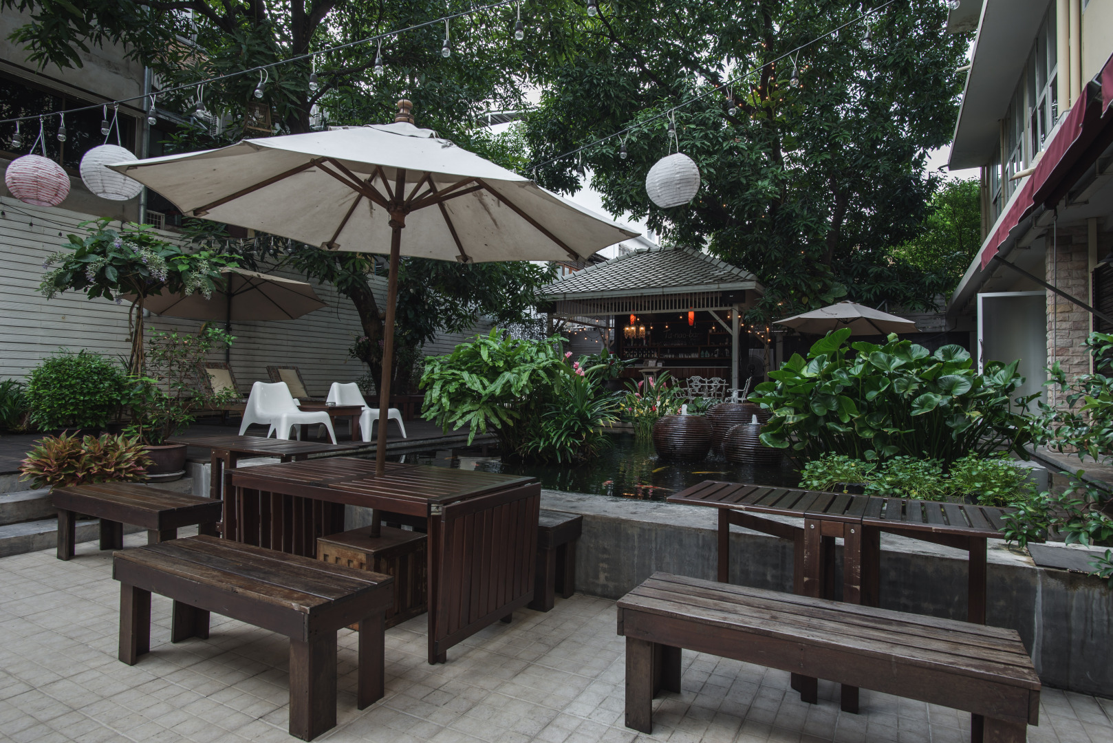 Feung Nakorn Balcony Rooms and Cafe