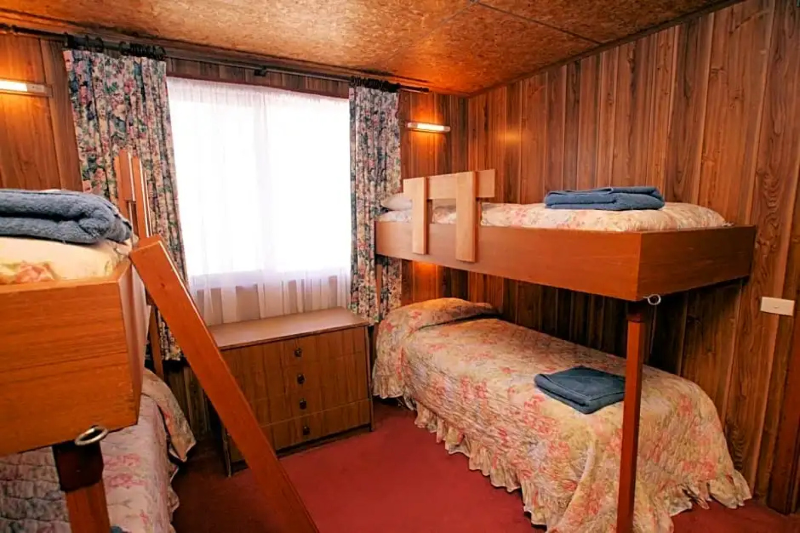 Regatta Point Tavern & Holiday Villas