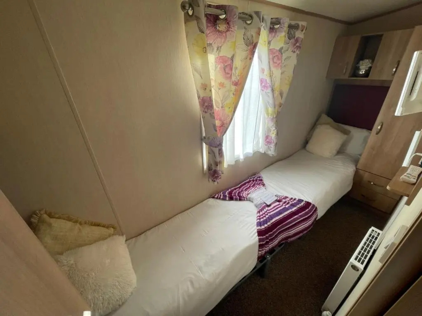 Lakeside Retreat 1 with hot tub, private fishing peg situated at Tattershall Lakes Country Park