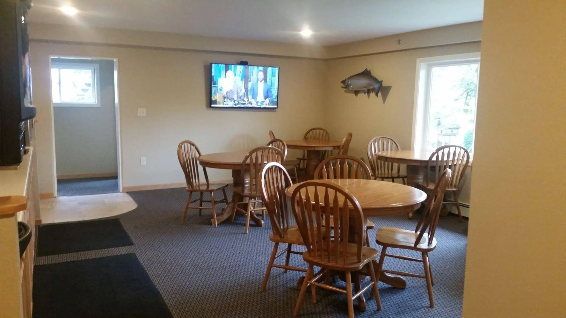 Lakeshore Inn & Suites