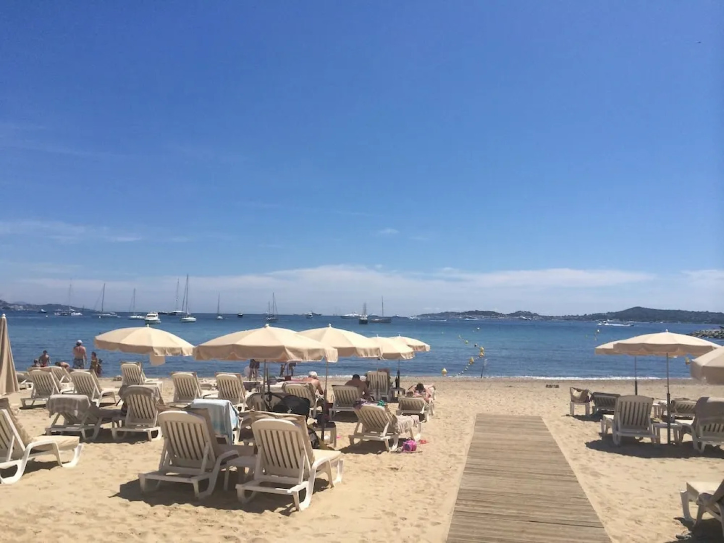 Beautiful Villa With Private Pool, Lovely Terraces, Privacy and Near St. Tropez