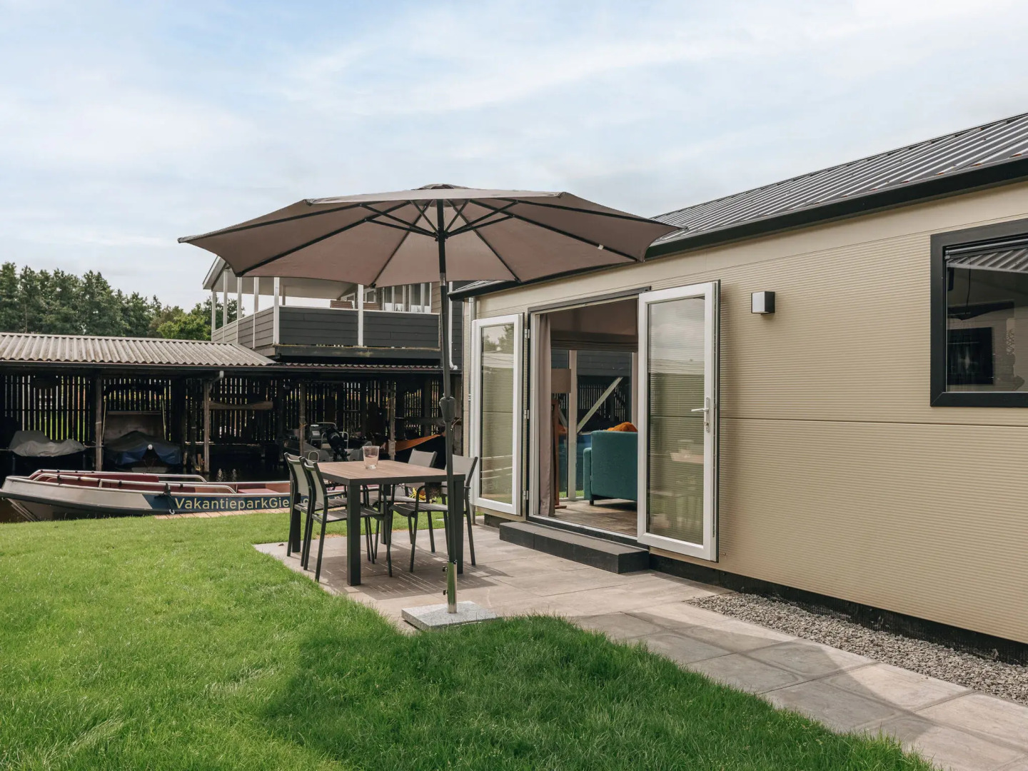 Nice chalet with ac and sloop, in a holiday park in beautiful Giethoorn