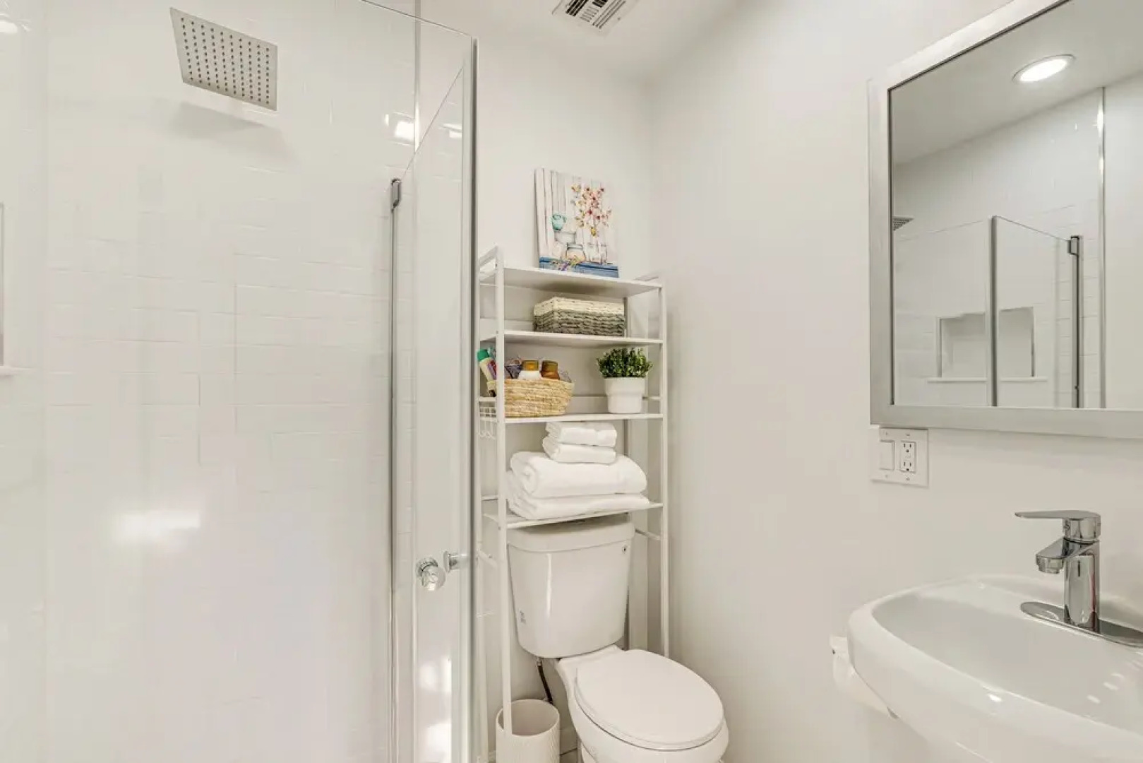 1 Mi to Prudential Center: Remote Work-ready Apt