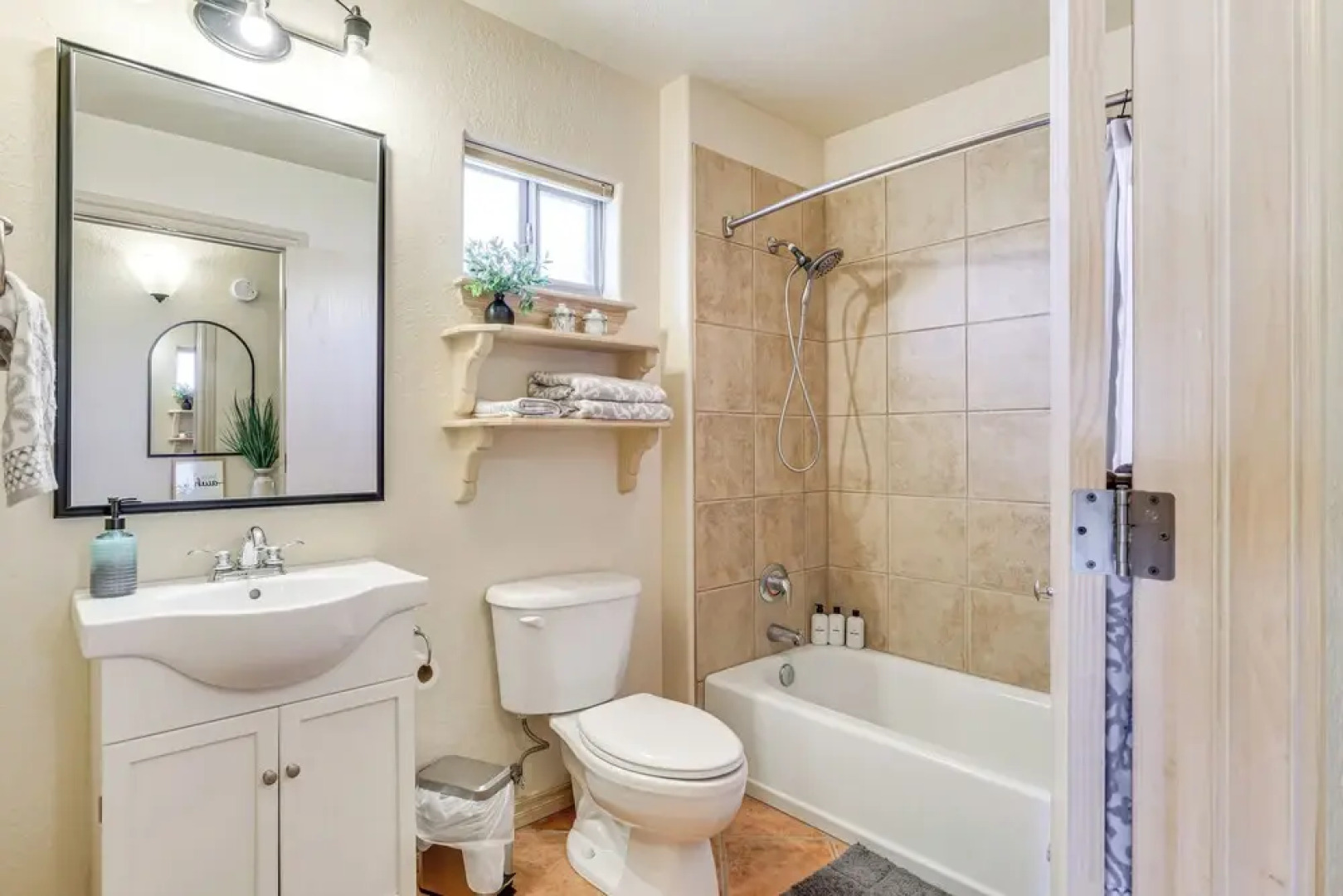 1/2 Mi to Lake Lawtonka: Mtn-view Haven!