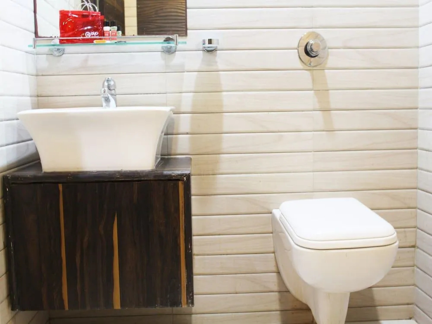 OYO 1884 Hotel Heera Continental