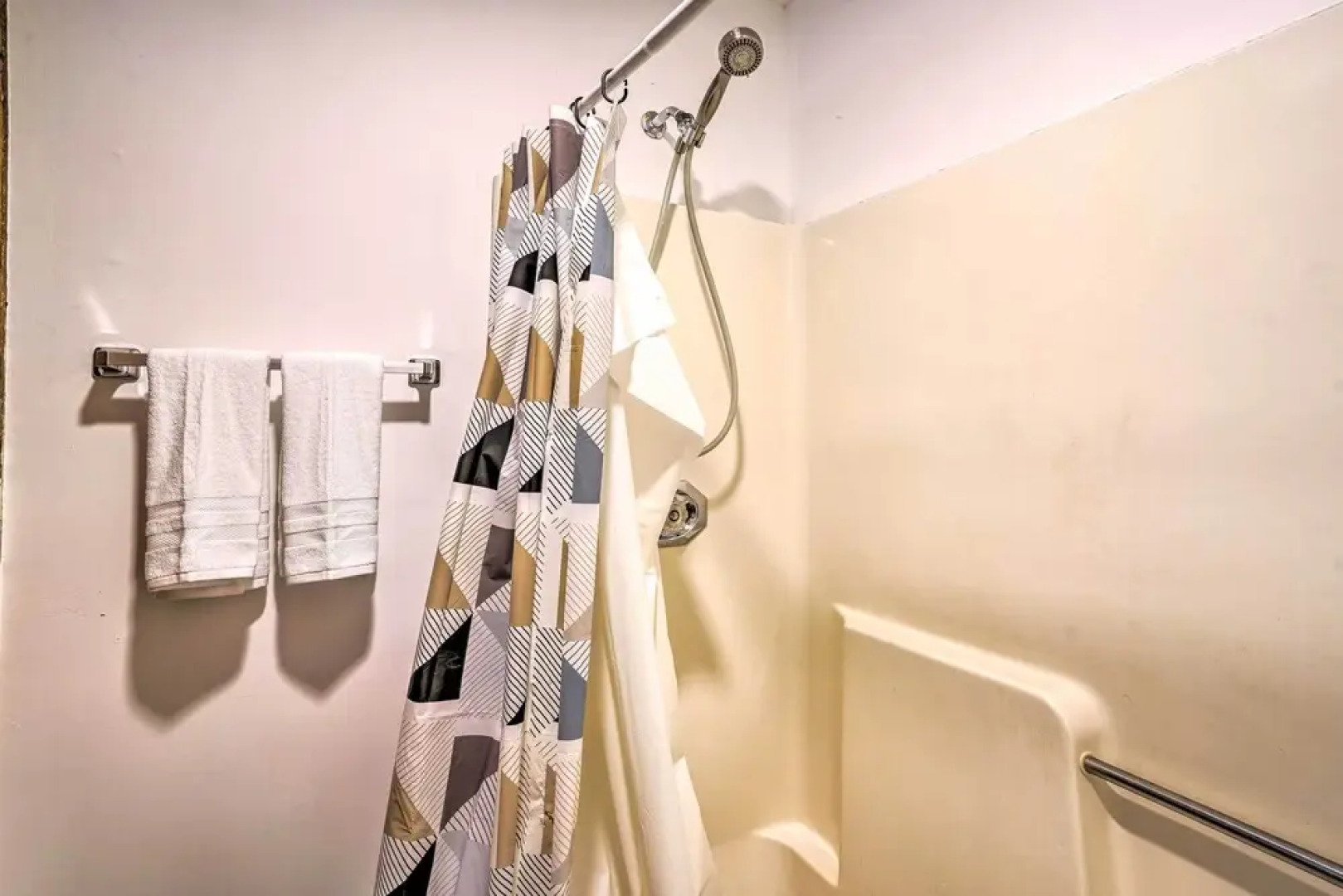 Pet-friendly Chino Valley Cabin w/ Game Room!