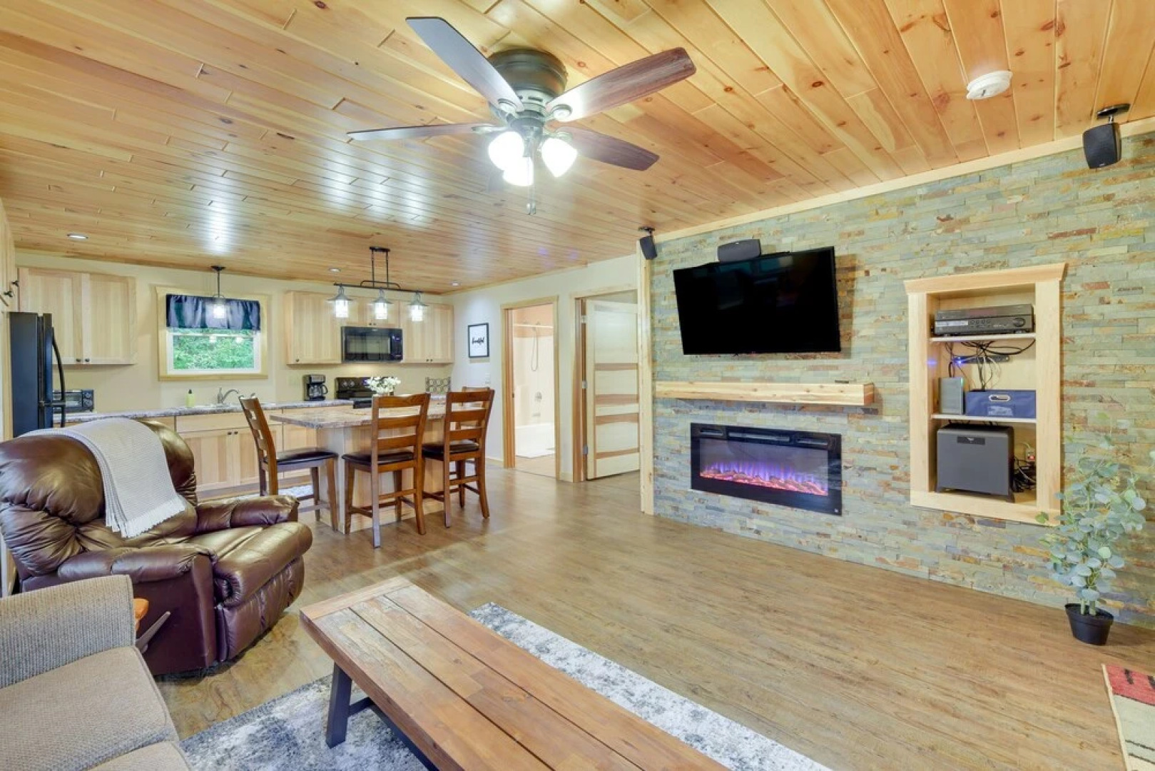 Cozy Cable Cabin Rental - Pet Friendly!