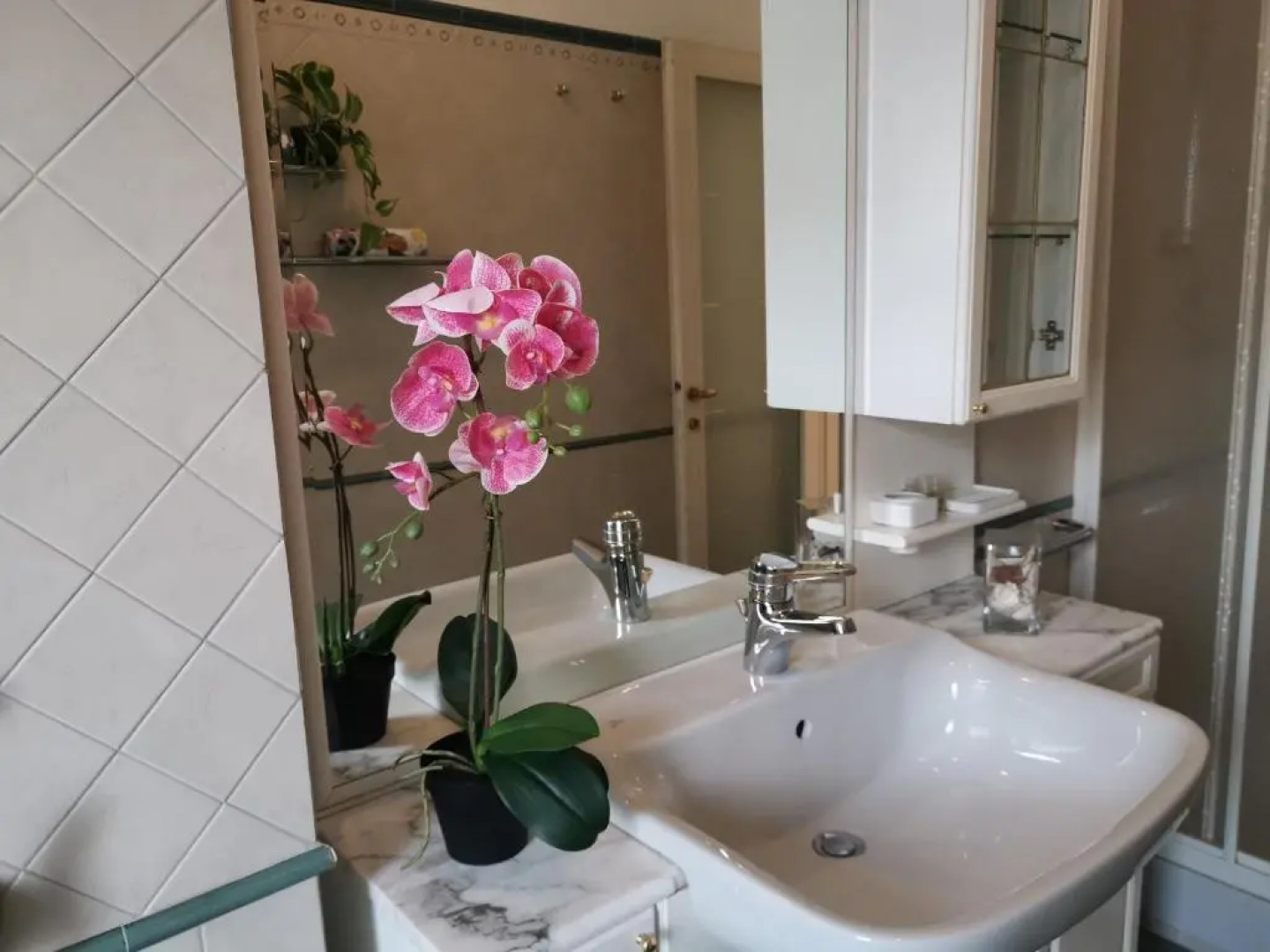 Bnbook - Sesto Calende Train Station