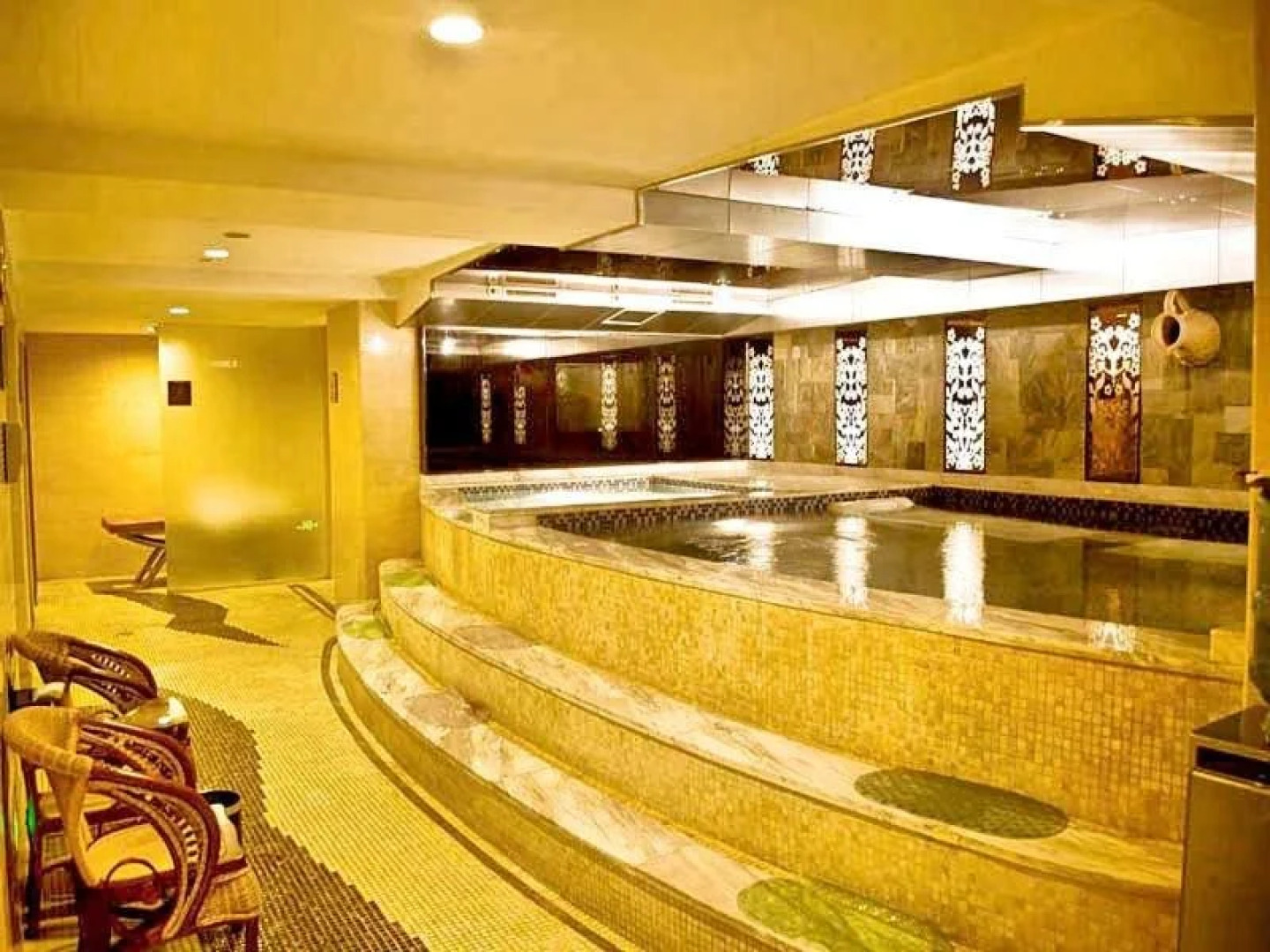 Aile Crown Holiday Hotel