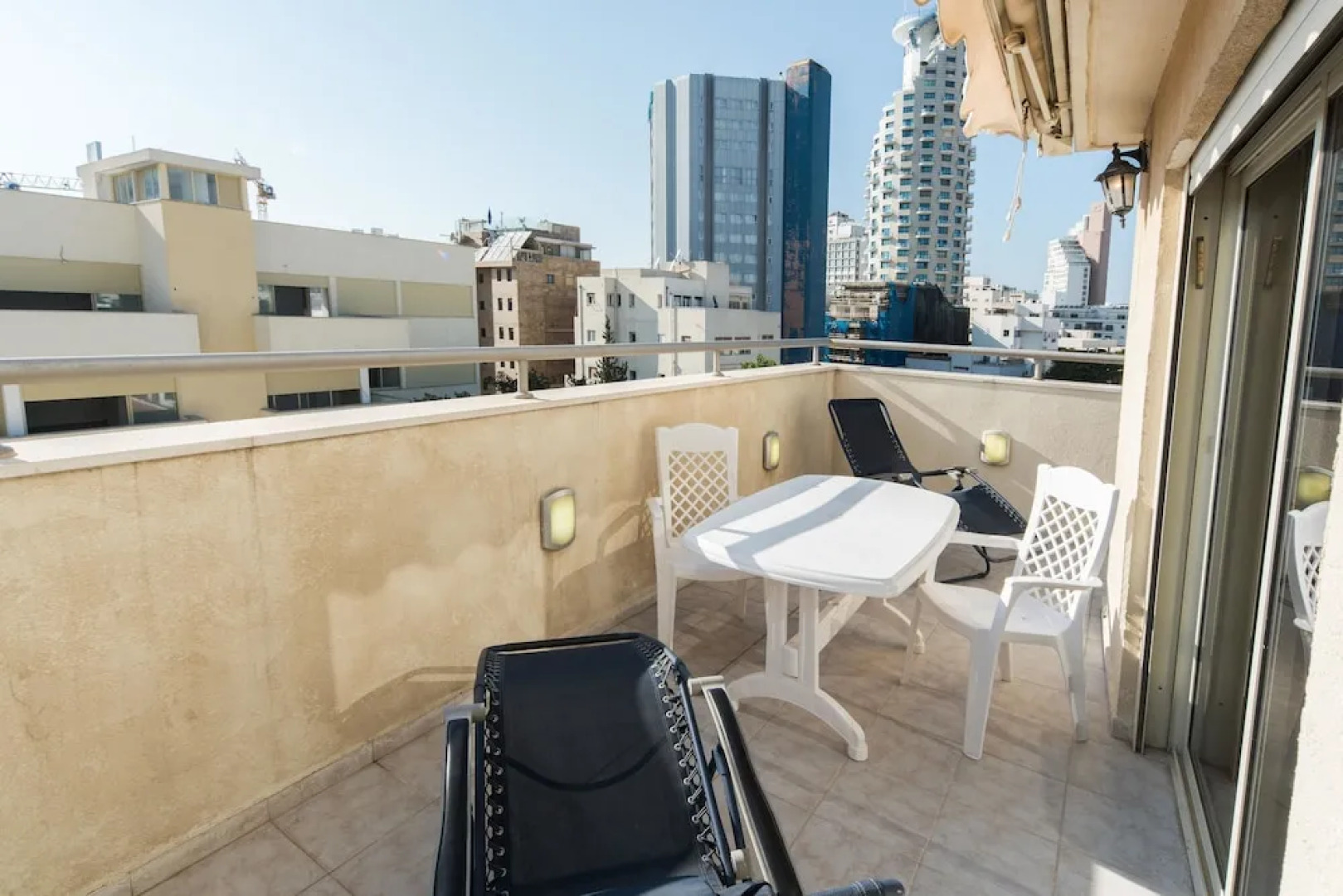 Spacious Duplex with Terrace 3-min From the Beach