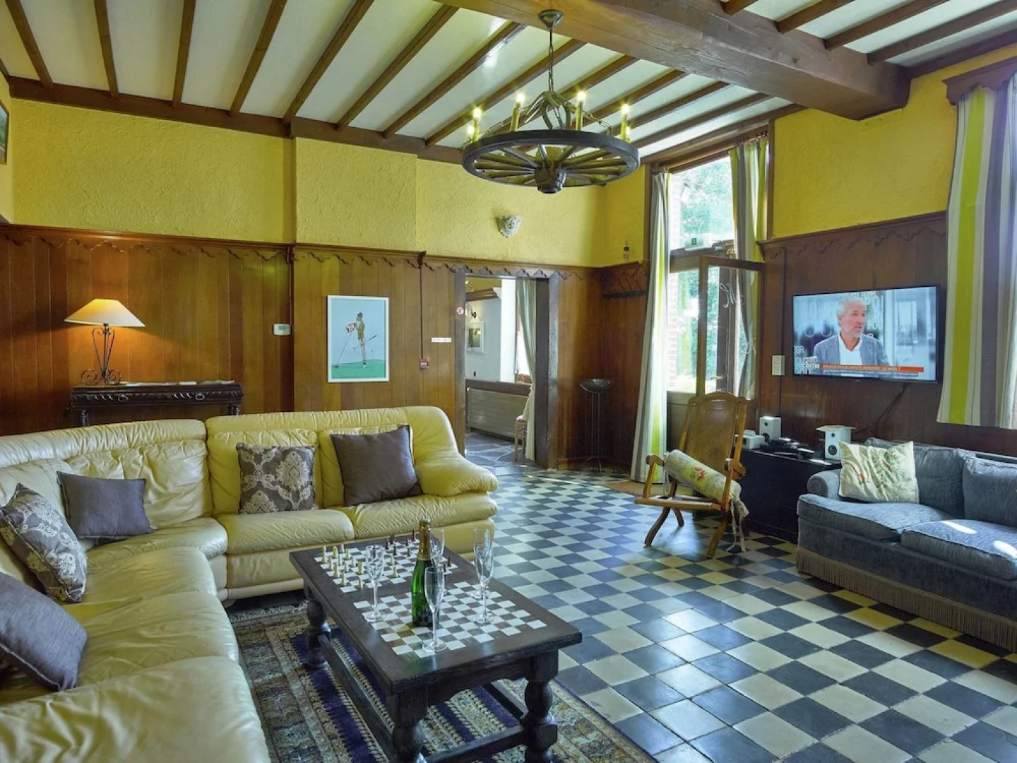 Spacious Holiday Home With Private Garden