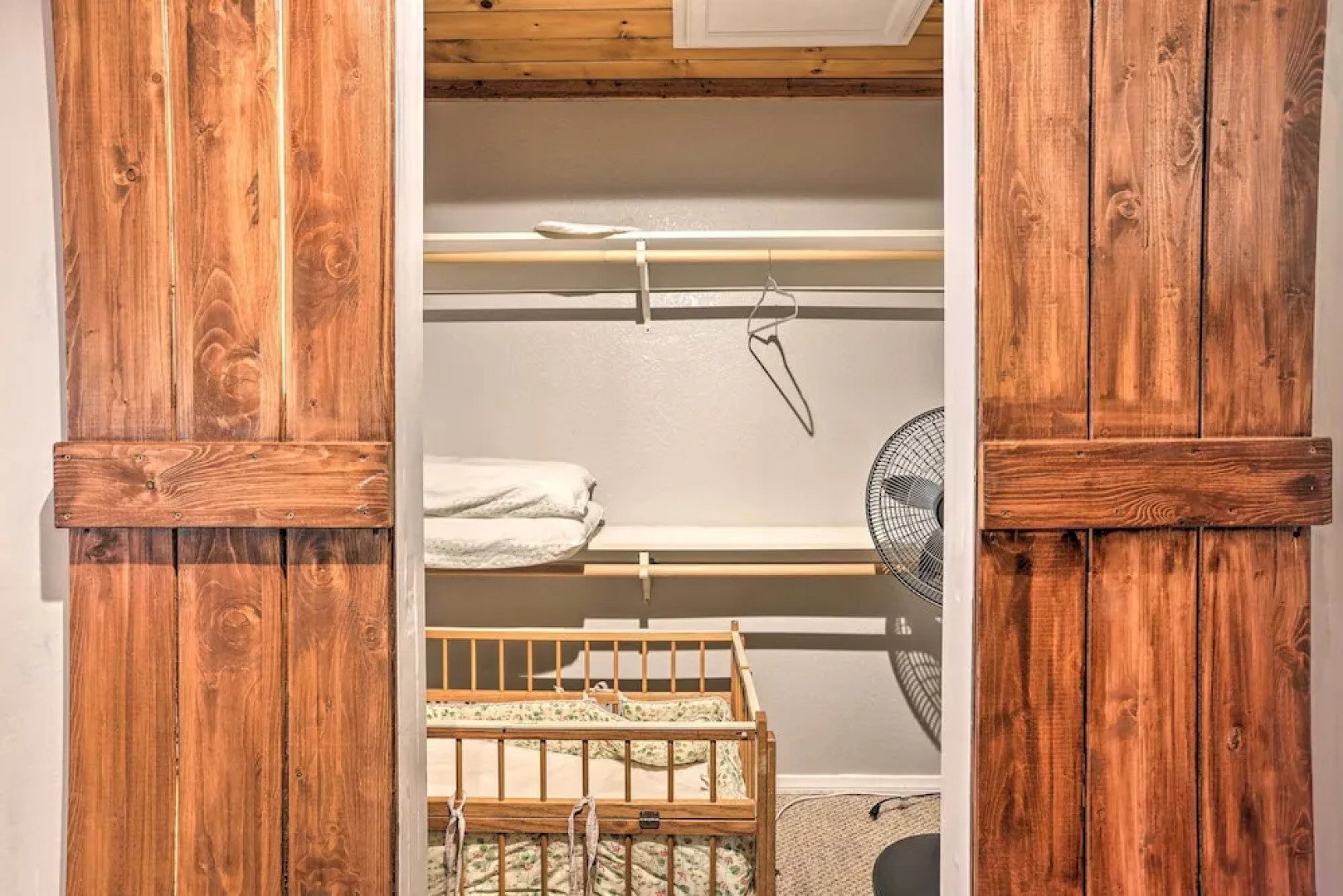 Remodeled Crestline Retreat: Walk to Lake Gregory!