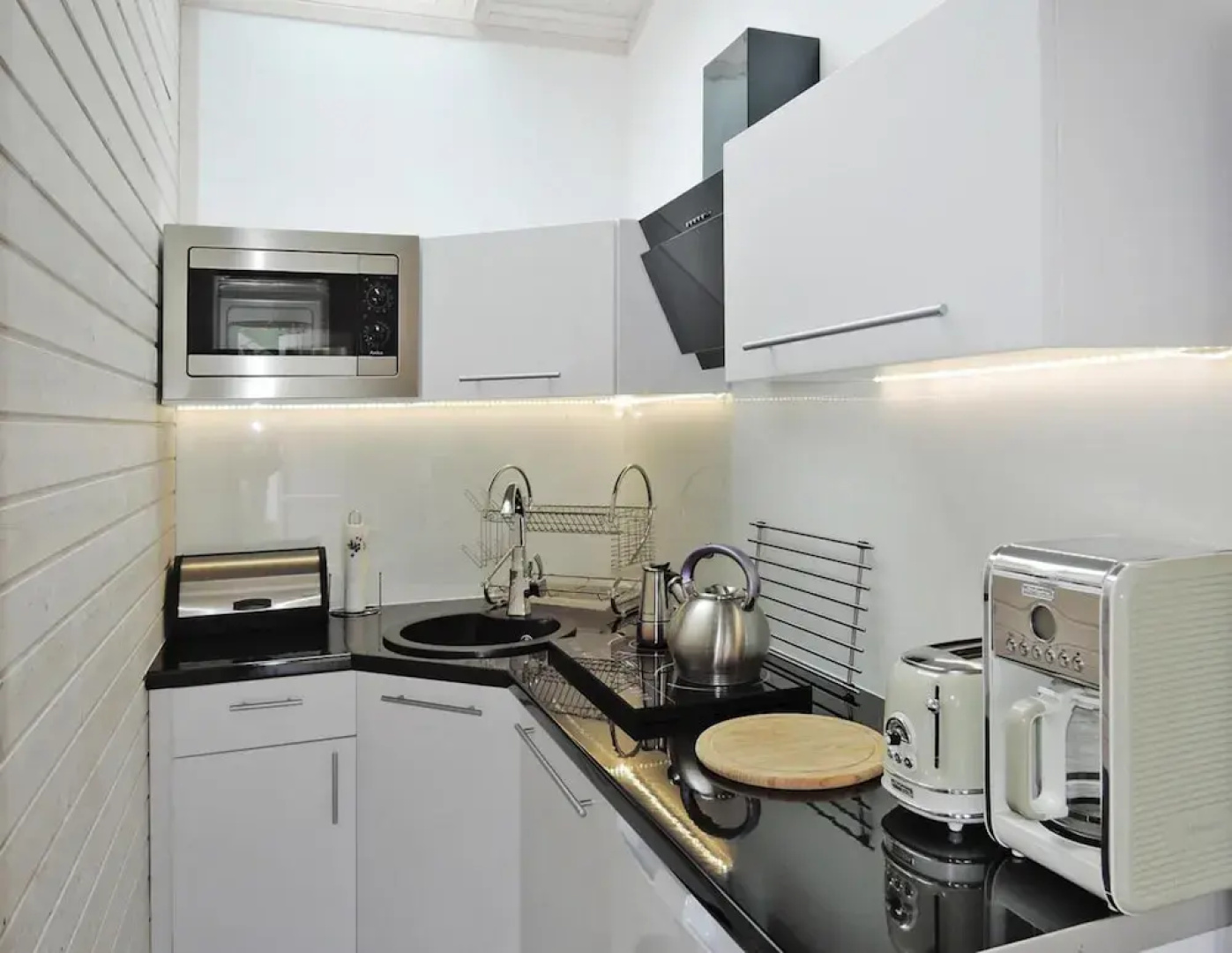 A Comfortable Holiday Home With a Swimming Pool and Jacuzzi in Miedzywodzie