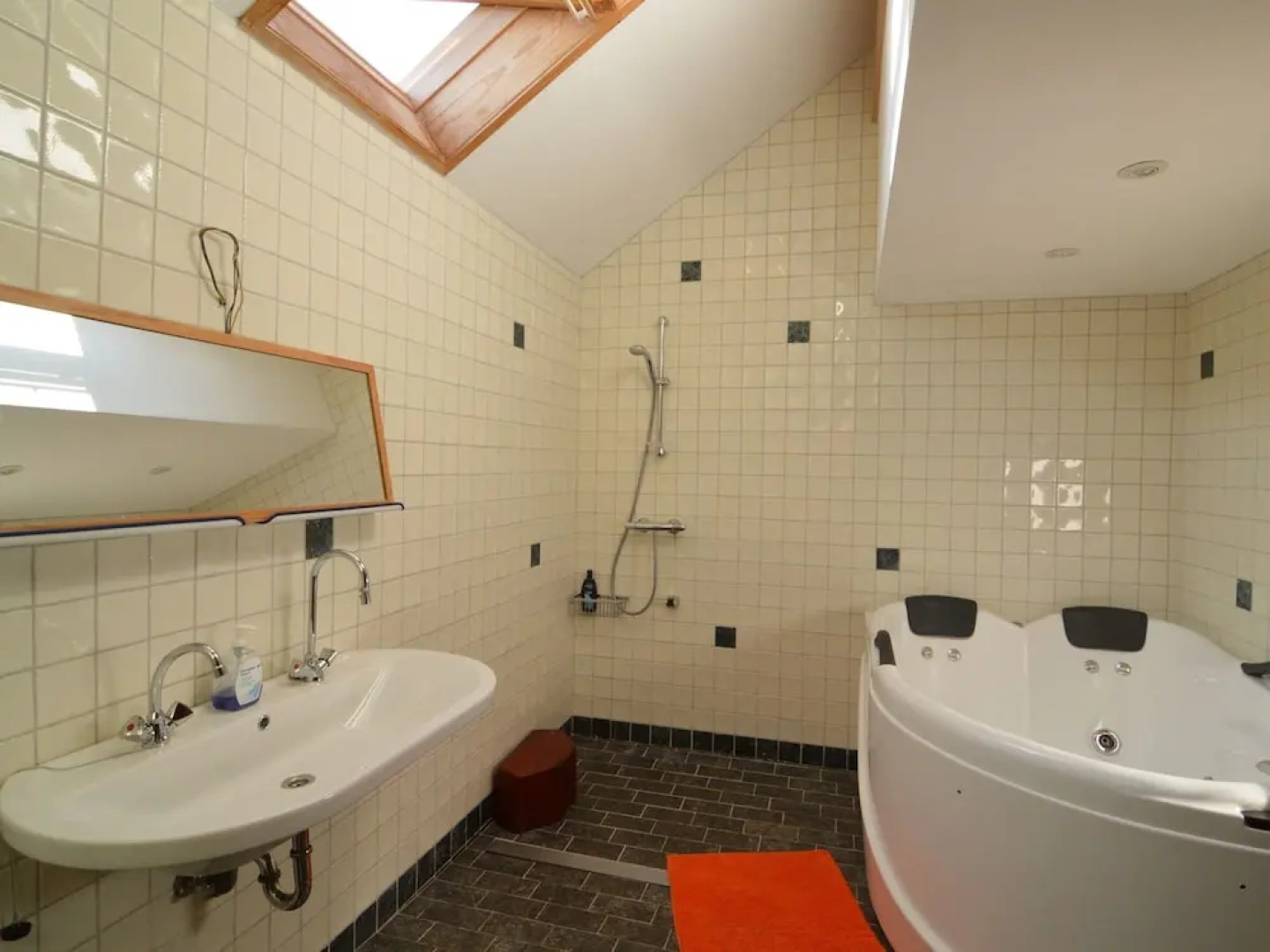 Holiday Home in Izier With Roofed Terrace, Garden, Parking