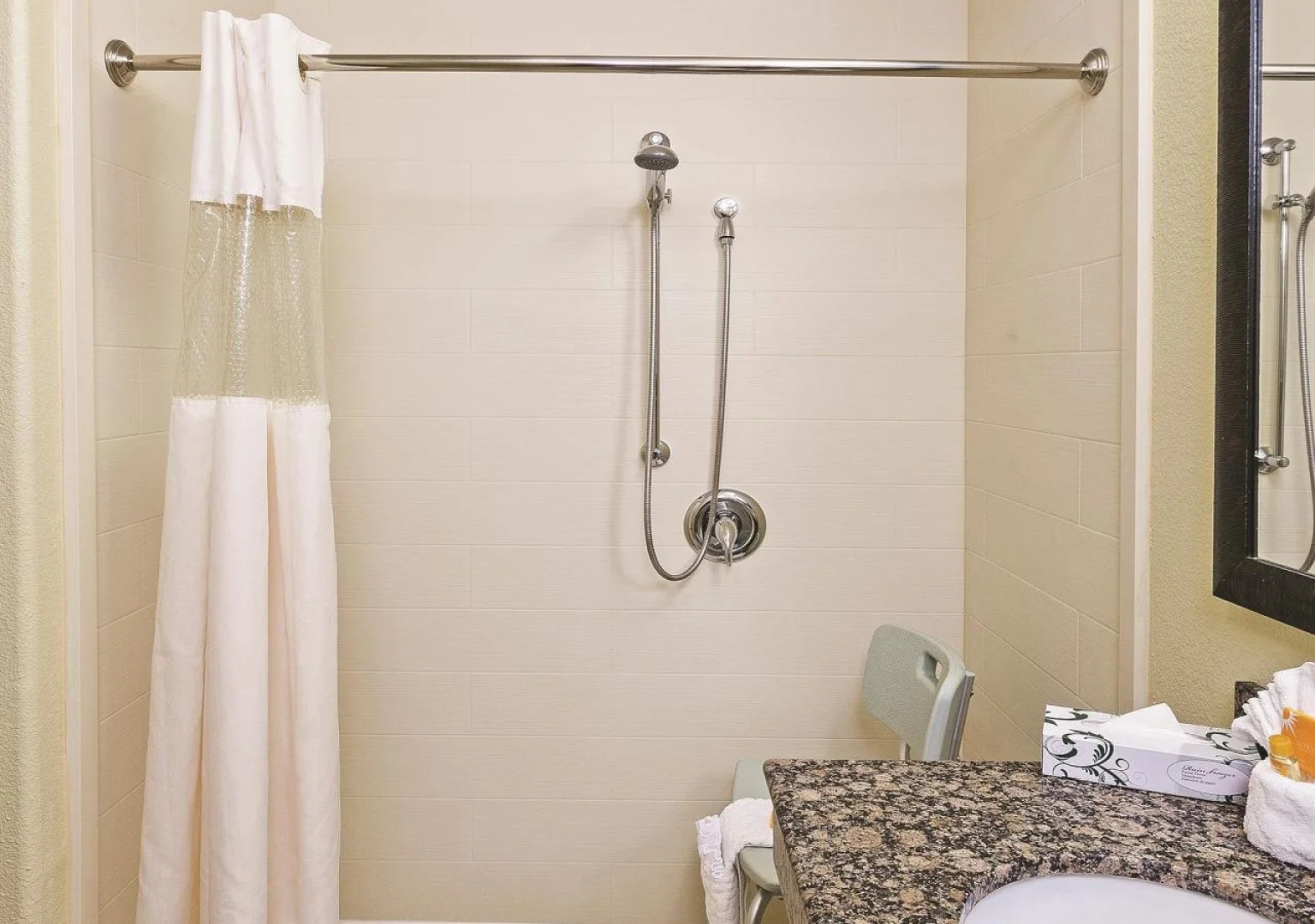 La Quinta Inn & Suites by Wyndham DFW Airport West - Bedford