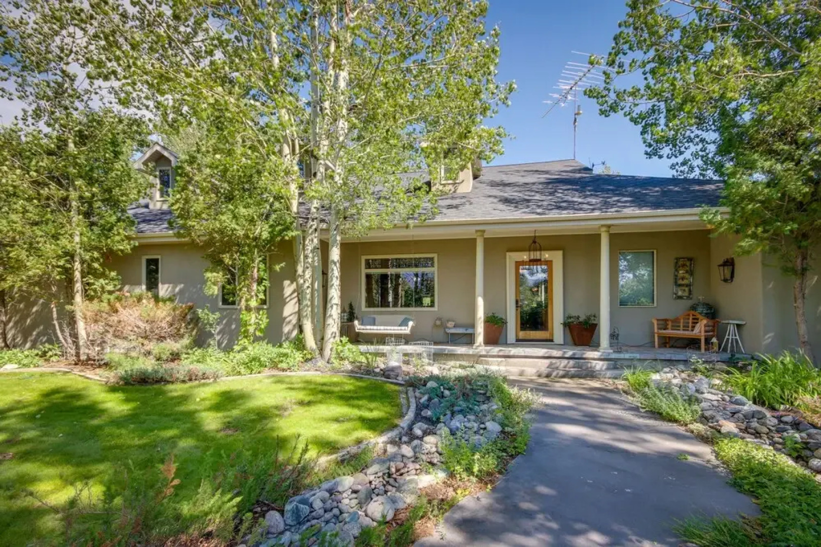 Riverfront Livingston House in Paradise Valley!