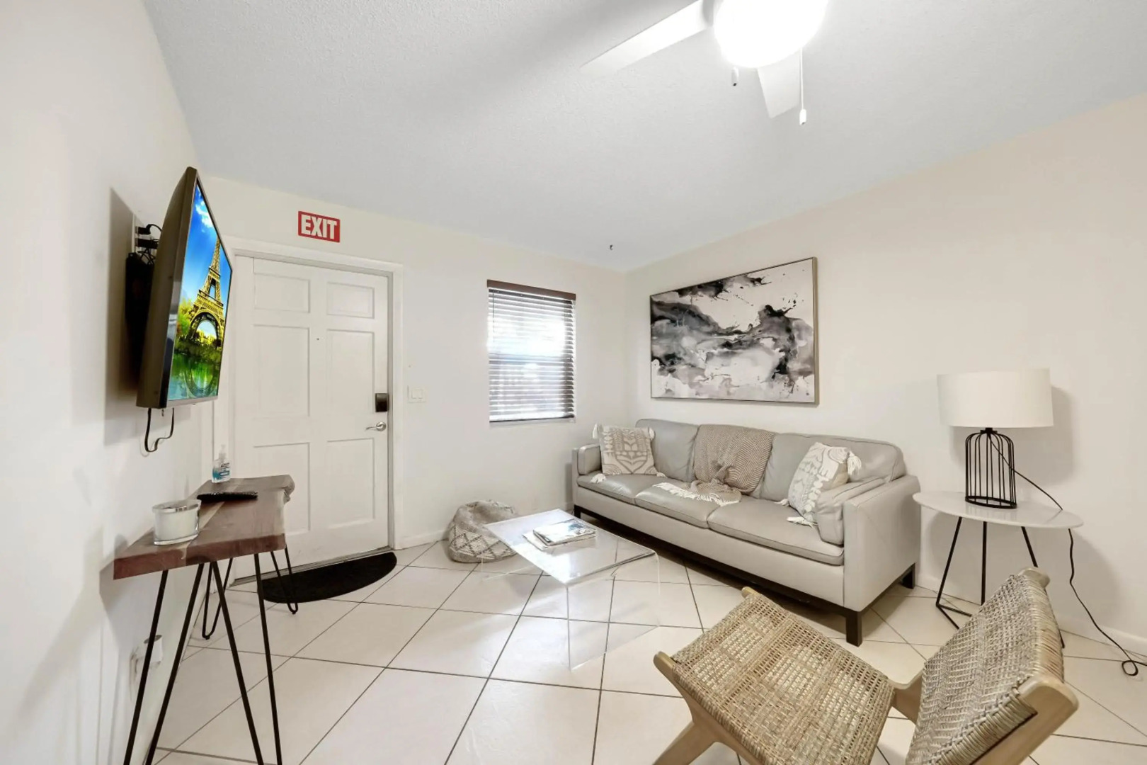 Apartment 1 block from beach and shops