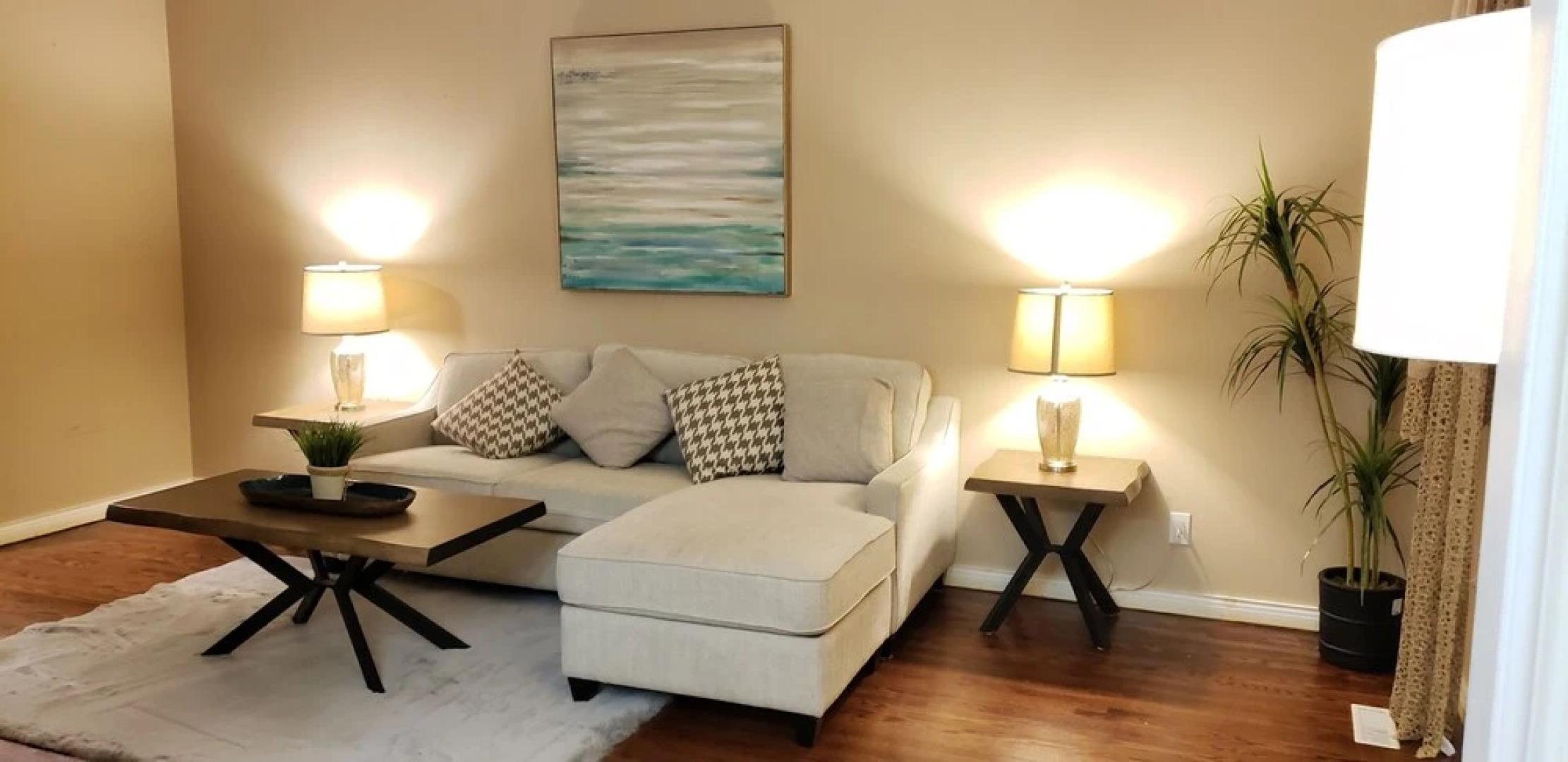 Bungalow With Cozy 4 Bedrooms on a Large Property Lot ! Late Check-out