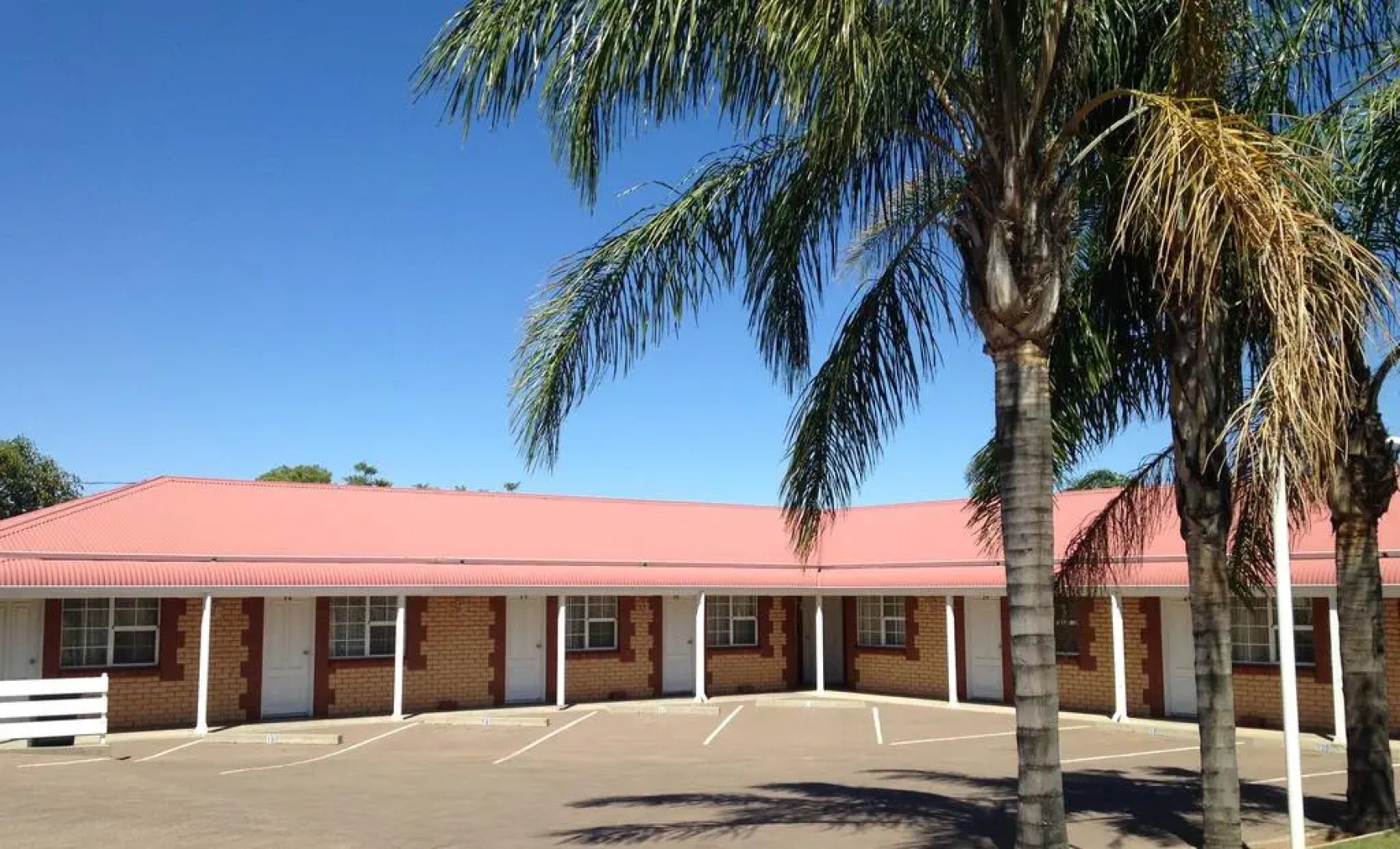 Charles Rasp Motor Inn & Cottages